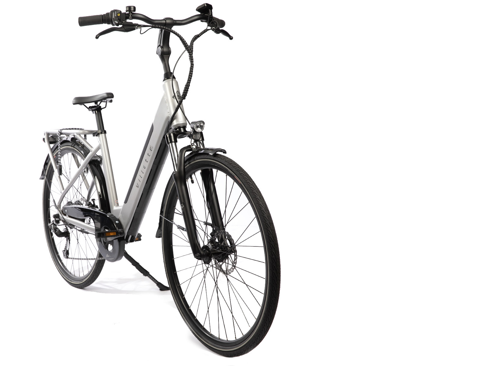 Een zilveren en zwarte elektrische fiets op een witte achtergrond. Het heeft een Villette frame, zwarte banden en een koplamp.