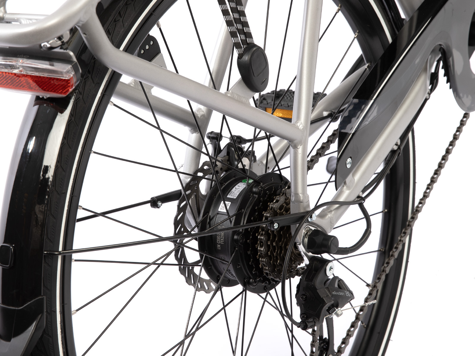 Achterwiel van een fiets. Zichtbaar zijn de band, spaken, schijfrem, versnellingen, ketting en een zilveren frame. Zwarte spatbord.
