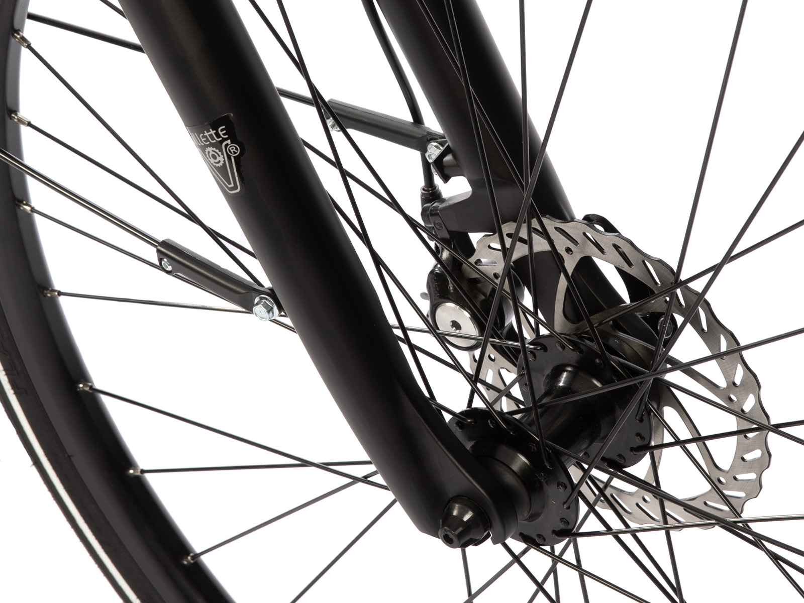 Close-up van een fietswiel met zwarte spaken, een schijfrem en een zwarte vork. Het wiel staat tegen een witte achtergrond.
