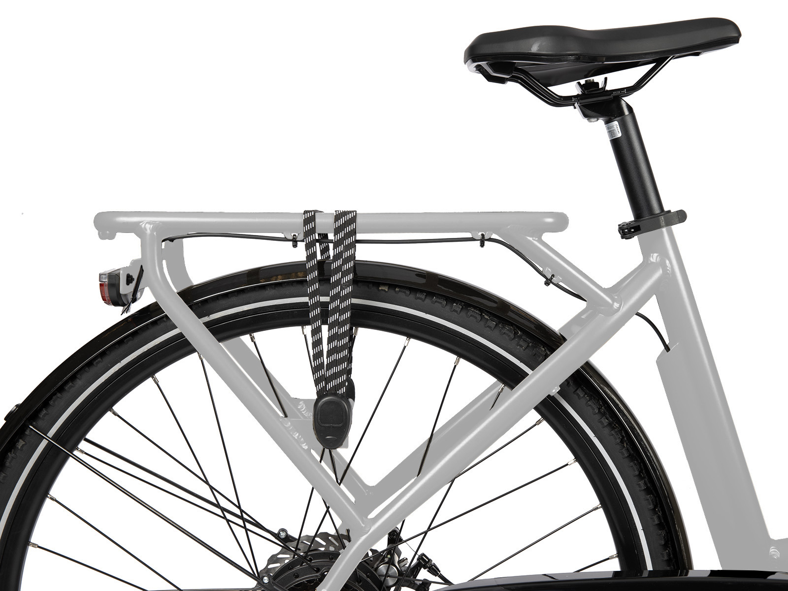 Gedeeltelijk zicht op een fiets. Focus op achterwiel, bagagerek en zadel. Zwart-witte details zijn zichtbaar.