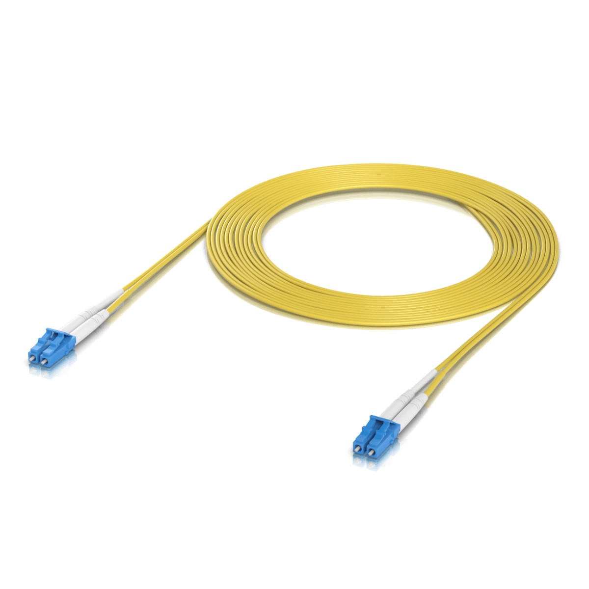 Cavo in fibra ottica giallo con connettori blu ad entrambe le estremità, arrotolato su una superficie bianca.