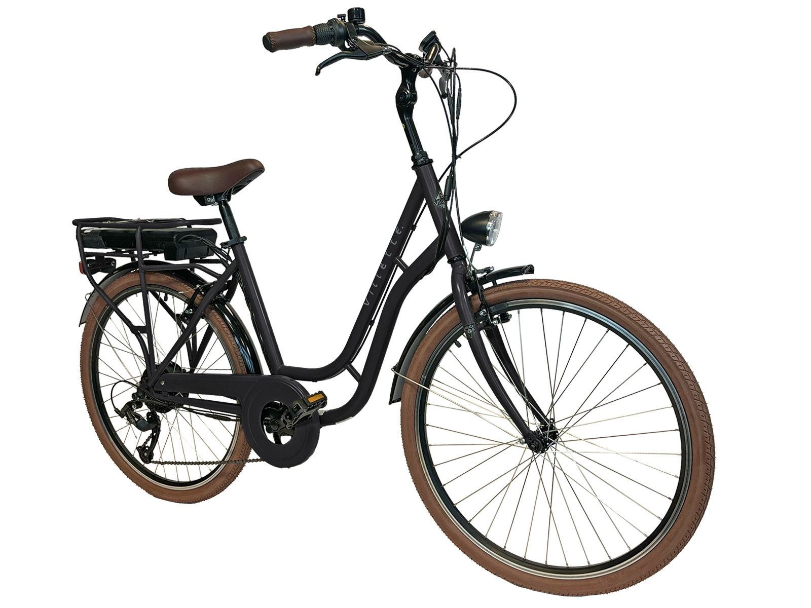 Een zwarte elektrische fiets met bruine banden, zadel en handvatten. Hij heeft een accupack op de achterdrager en een koplamp.