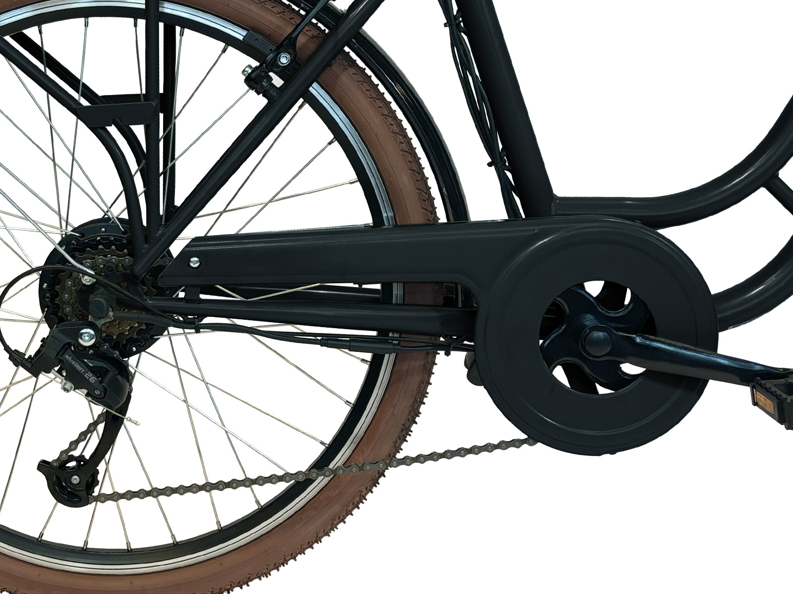 Close-up van het achterwiel en de ketting van een fiets. De band is bruin, het frame zwart. De ketting, versnellingen en pedalen zijn zichtbaar.