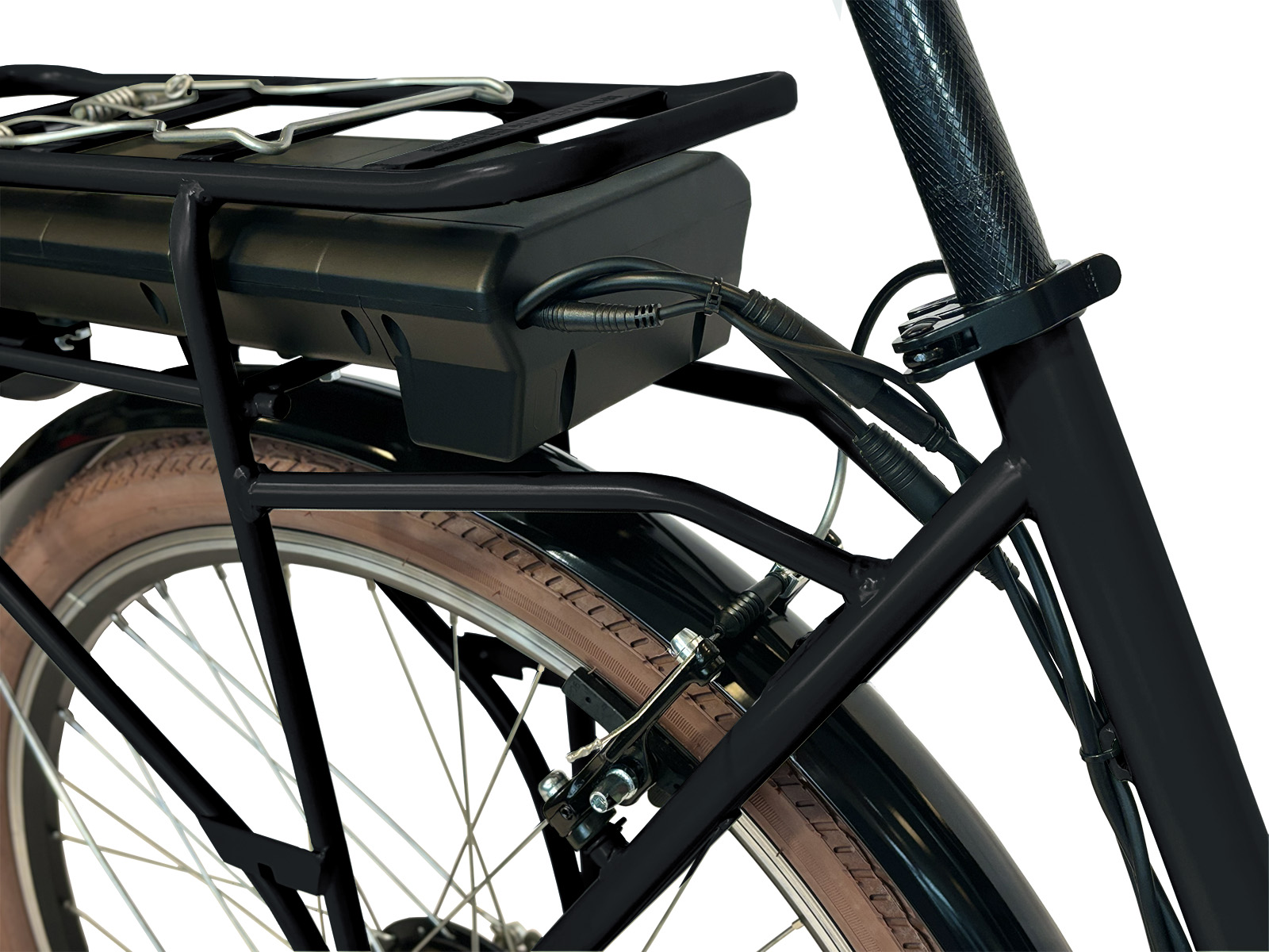 Zwarte elektrische fiets met een accu op de achterdrager. De wiel heeft een bruine band. Kabels zijn aangesloten op de accu.