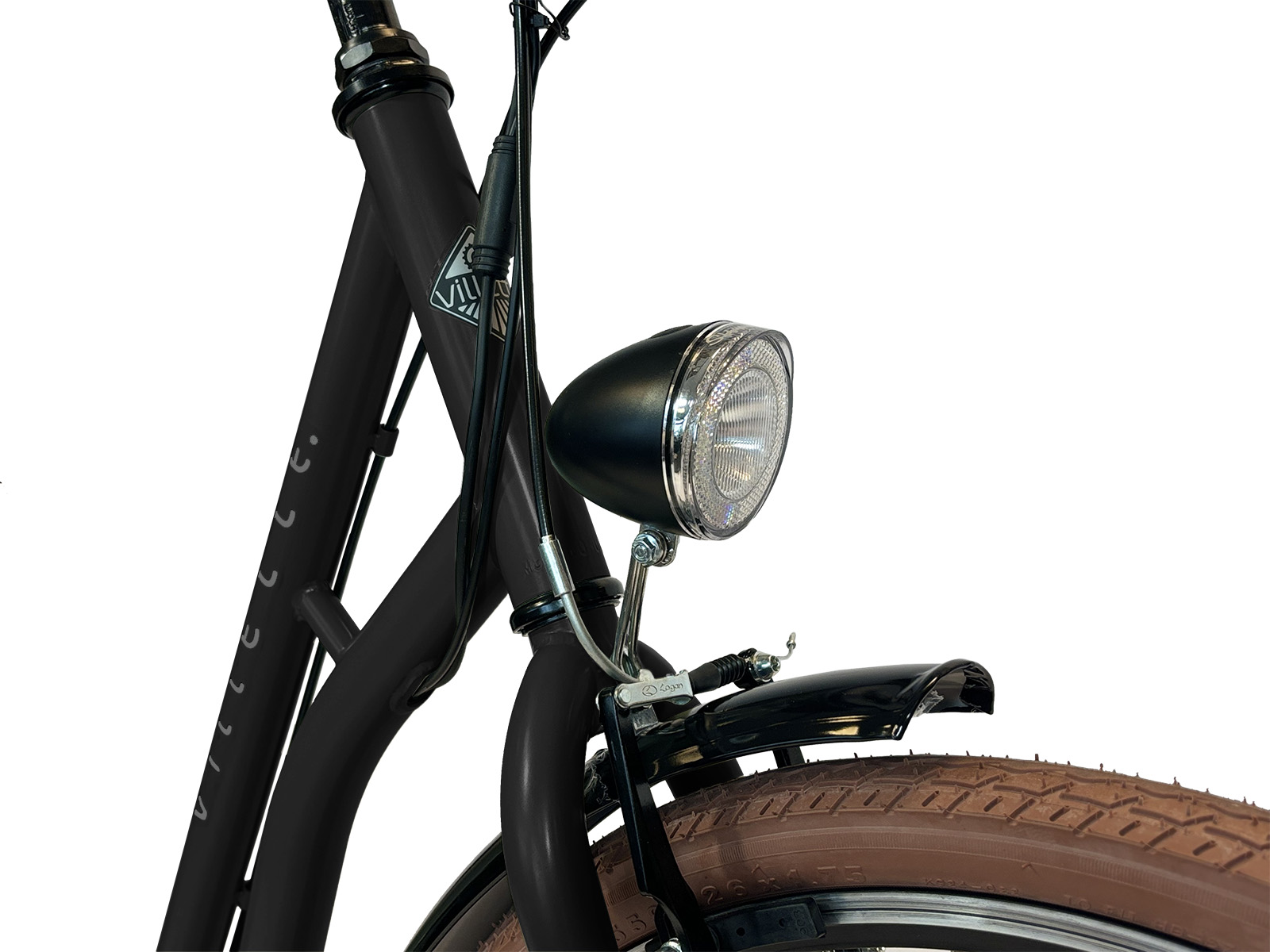 Close-up van een zwarte fiets. Zichtbaar zijn de koplamp, voorband, spatbord en frame. De band is bruin.
