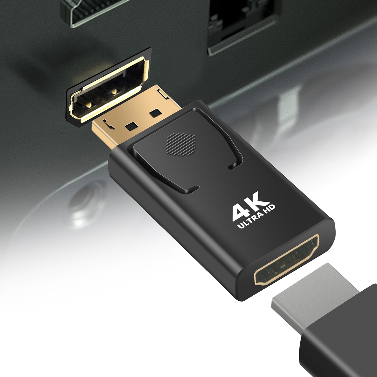 Un adattatore nero 4K Ultra HD è collegato a una porta di visualizzazione. Un cavo USB-C è pronto per essere collegato. Lo sfondo è scuro.
