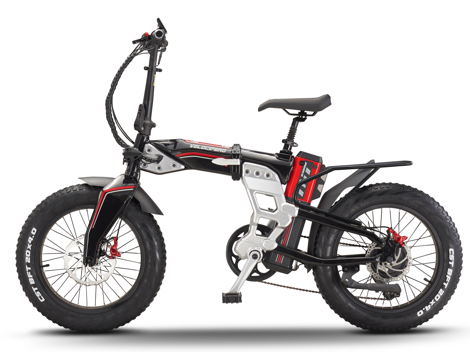 Schwarzes und rotes faltbares Elektrofahrrad mit fetten Reifen. Das Fahrrad hat ein Velocefero-Logo und steht vor weißem Hintergrund.