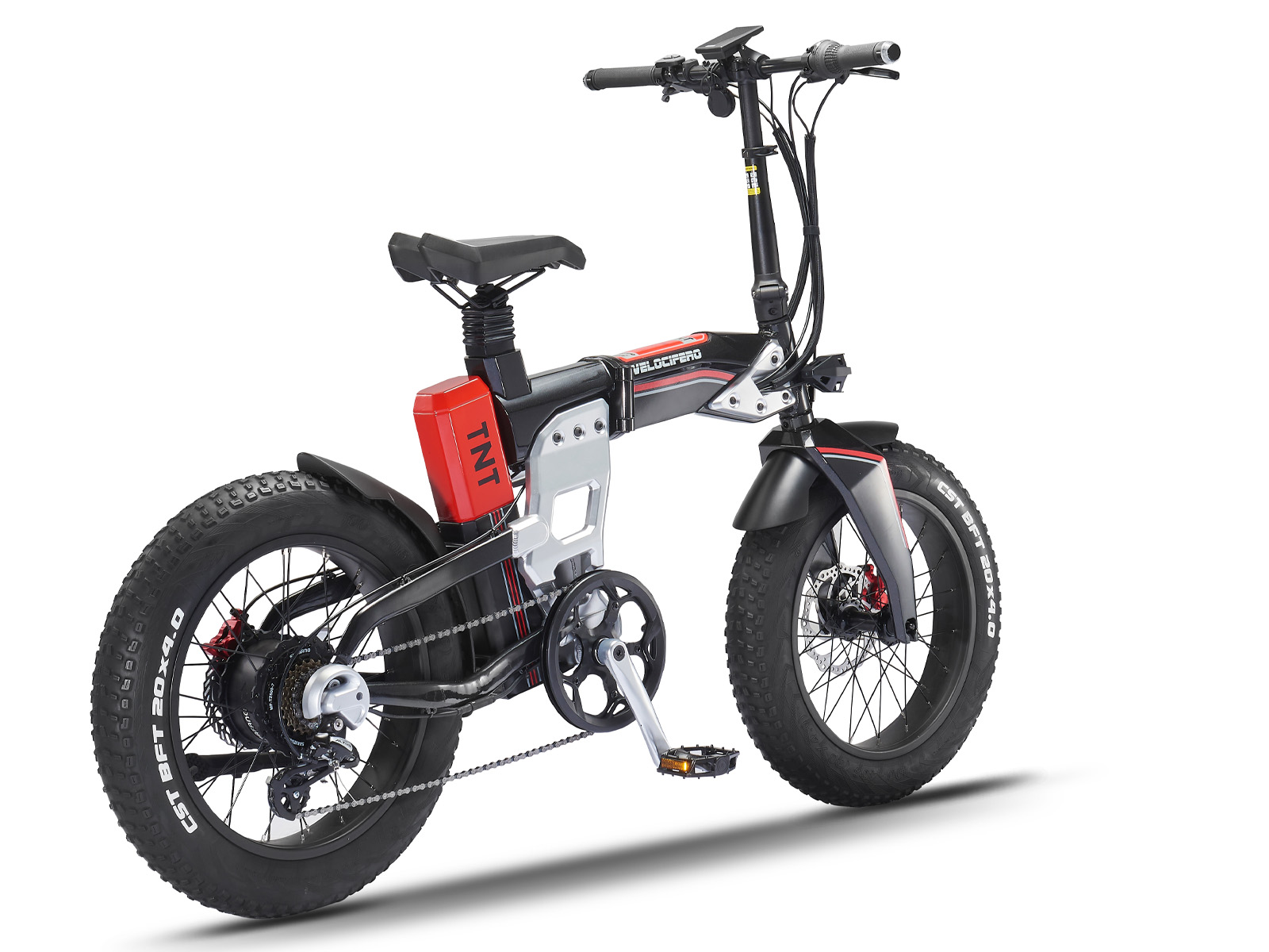 Schwarzes und silbernes Elektrofahrrad mit rotem Akku. Dicke Reifen, ein schwarzer Sitz und ein Lenker sind sichtbar.