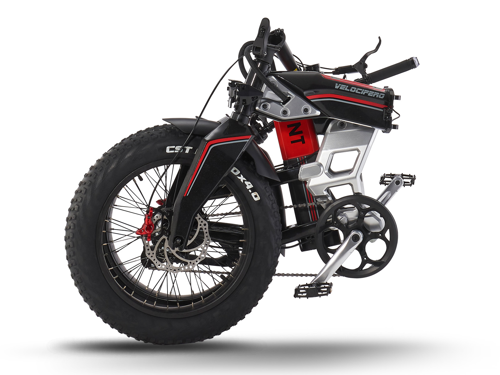 Schwarzes und rotes Velocifero E-Bike auf Weiß. Merkmale: Große Reifen, Scheibenbremsen und ein rotes Akkupack. Das Fahrrad steht vor weißem Hintergrund.