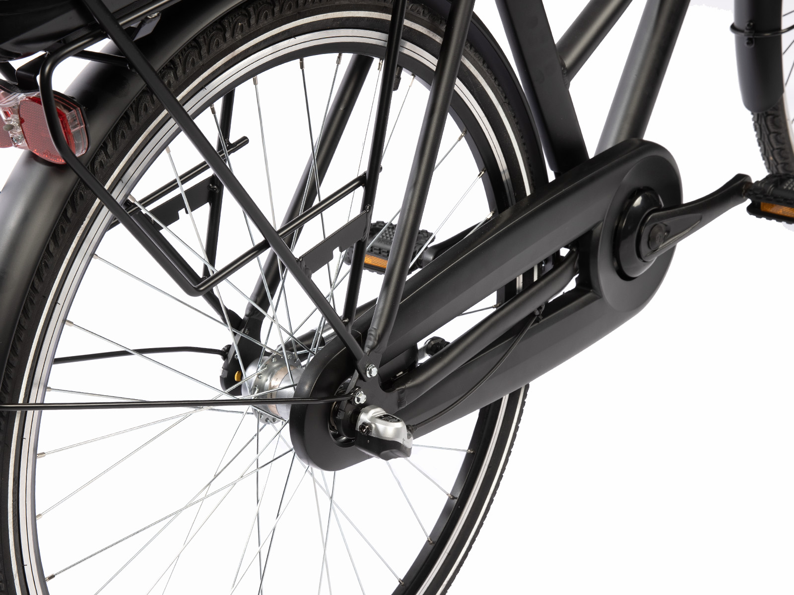 Zwart fietswiel met zilveren spaken, zwart frame en spatbord. De band heeft een witte streep. Achterlicht en versnellingsmechanisme zichtbaar.