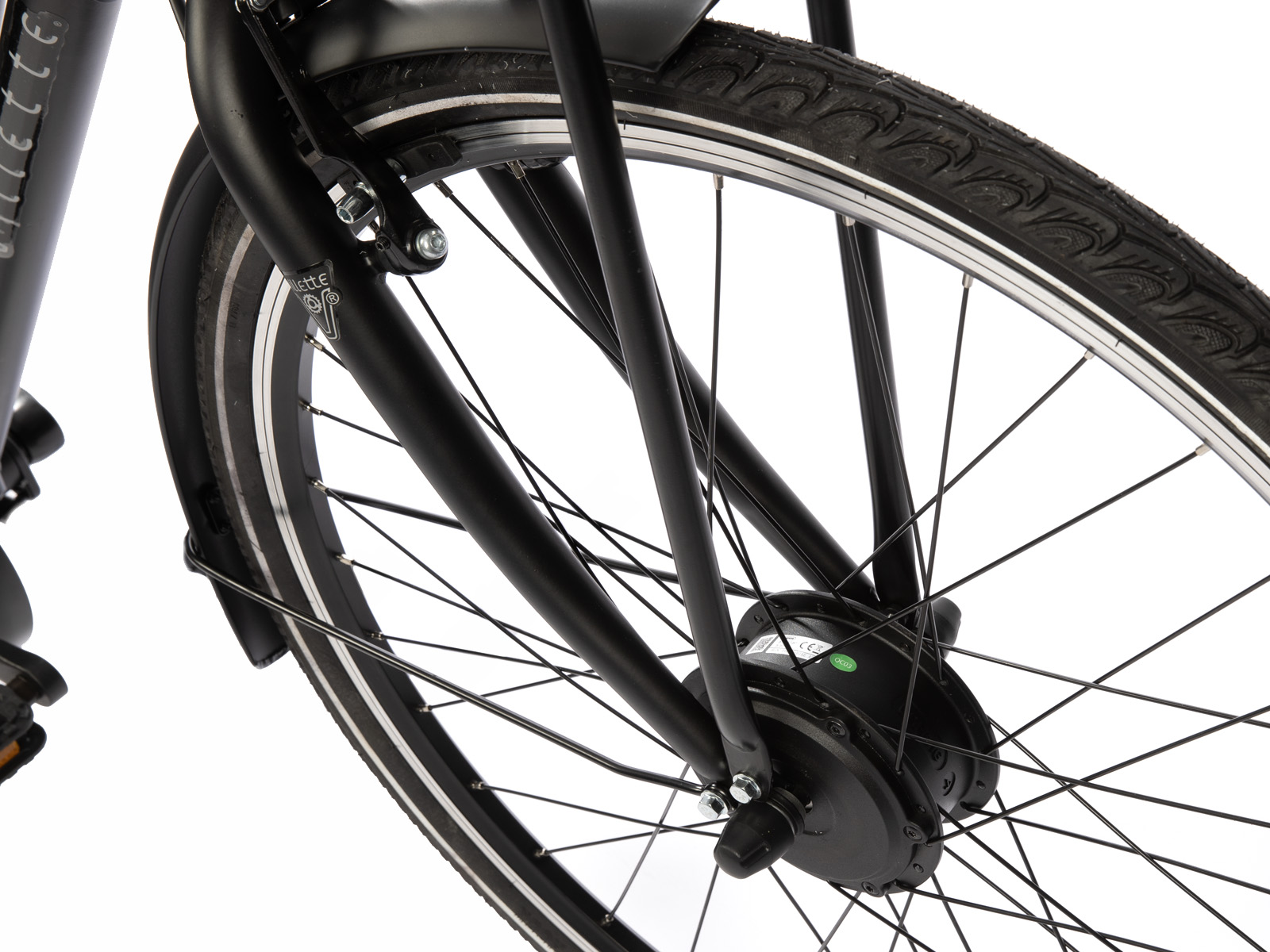 Close-up van een zwart fietswiel. De band is zwart met een witte streep. De spaken en de vork zijn zichtbaar.
