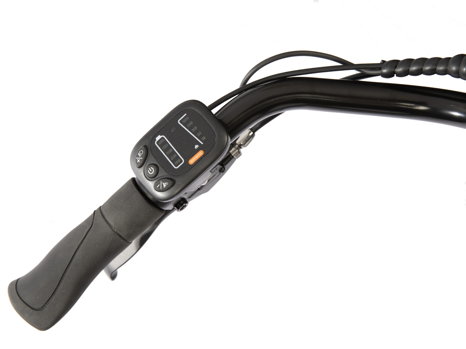 Close-up van een e-bike stuur. Kenmerken zijn een display, knoppen, een zwarte grip en een gebogen stuur. Witte achtergrond.