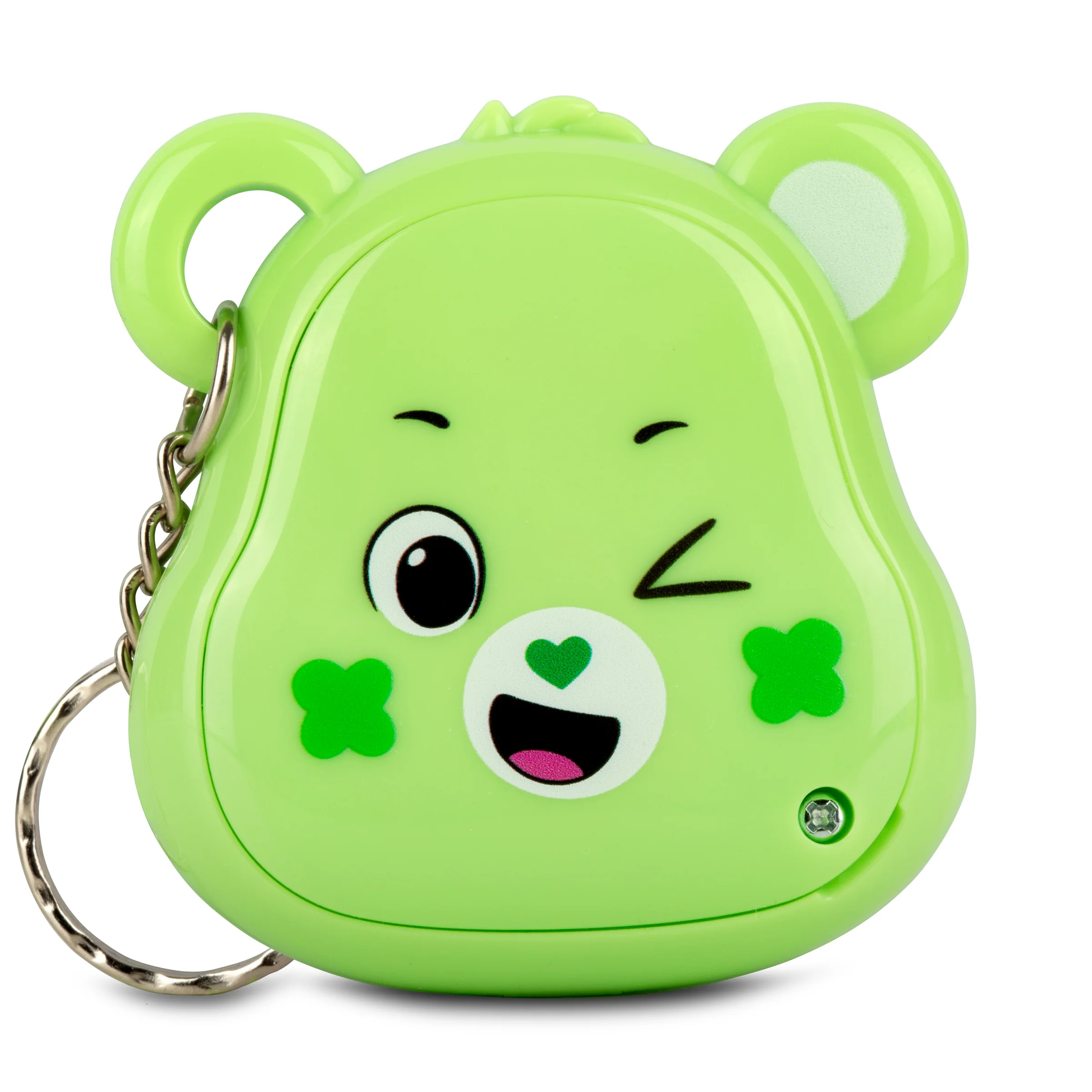 Groene Care Bear sleutelhanger met een knipogend gezicht, klaverdetails en een zilveren ketting.