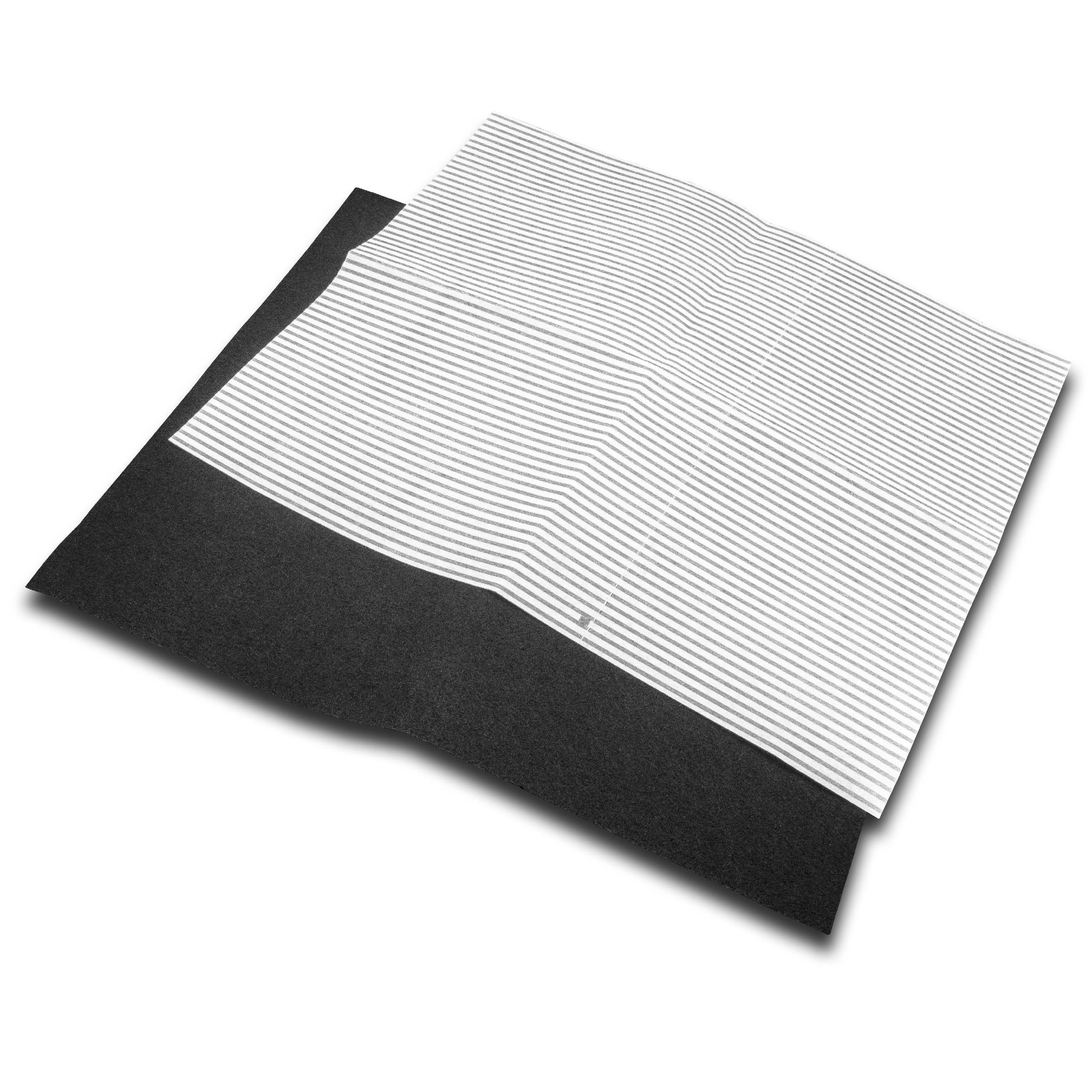 Zwei Papierbögen. Einer schwarz, einer weiß mit grauen Streifen. Sie sind geschichtet und auf weißem Grund abgewinkelt.