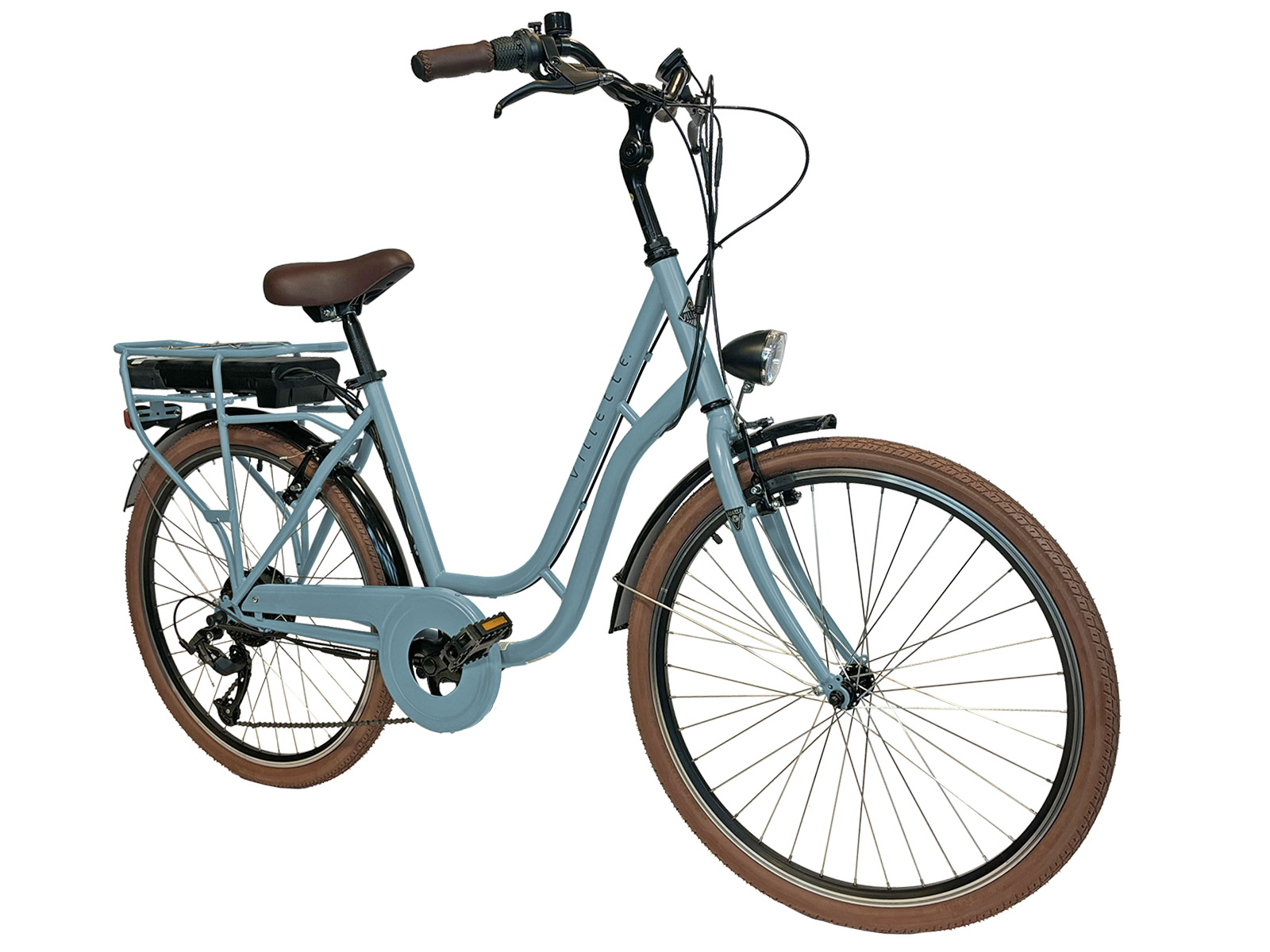 Een lichtblauwe fiets met bruine banden en een bruin zadel. Hij heeft een batterij achter en een lamp voor.