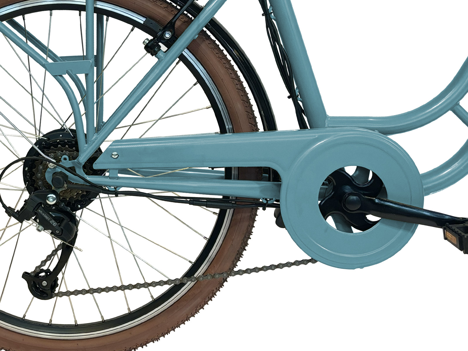 Close-up van het achterwiel en frame van een fiets. De fiets is lichtblauw met een bruine band. De ketting en versnellingen zijn zichtbaar.