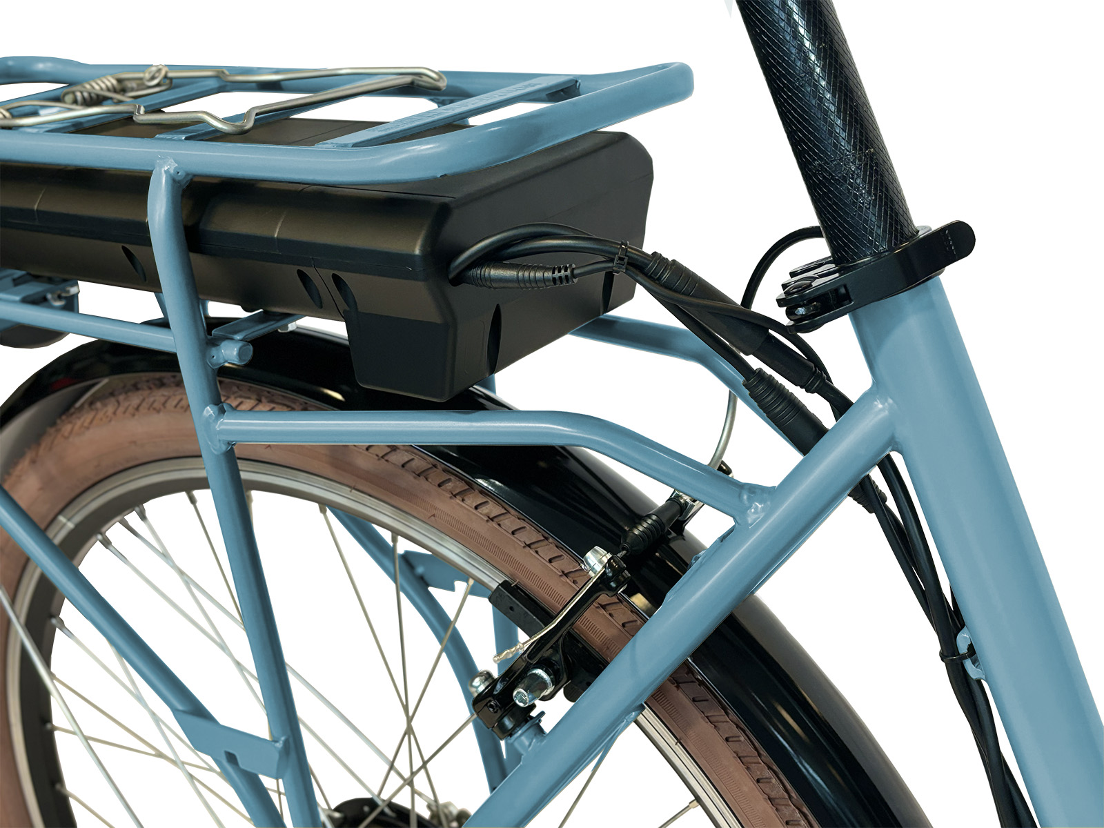 Close-up van een blauwe fiets. Zichtbaar zijn het achterwiel, het frame, de zwarte accu en de bruine band. Er zijn ook kabels en een bagagerek aanwezig.
