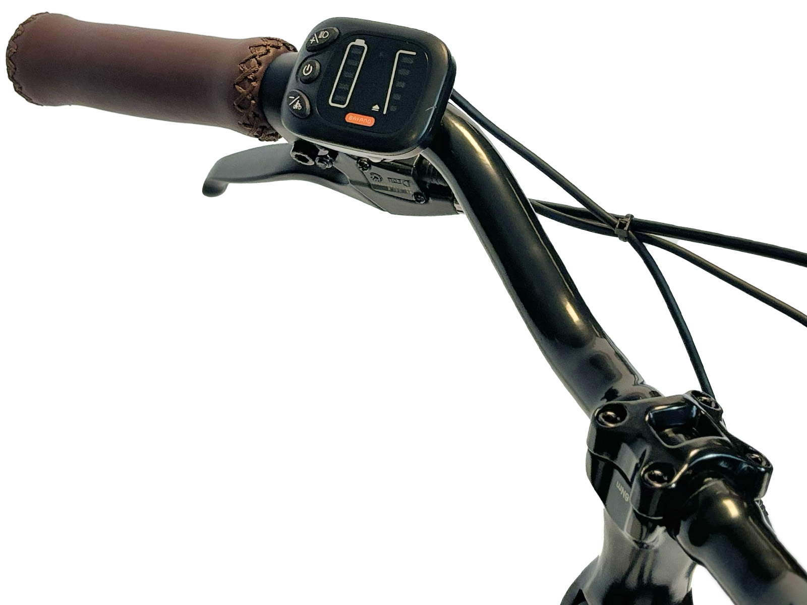 Close-up van een zwart fietsstuur met een bruine leren grip en een digitaal display met batterijniveau en bedieningselementen.