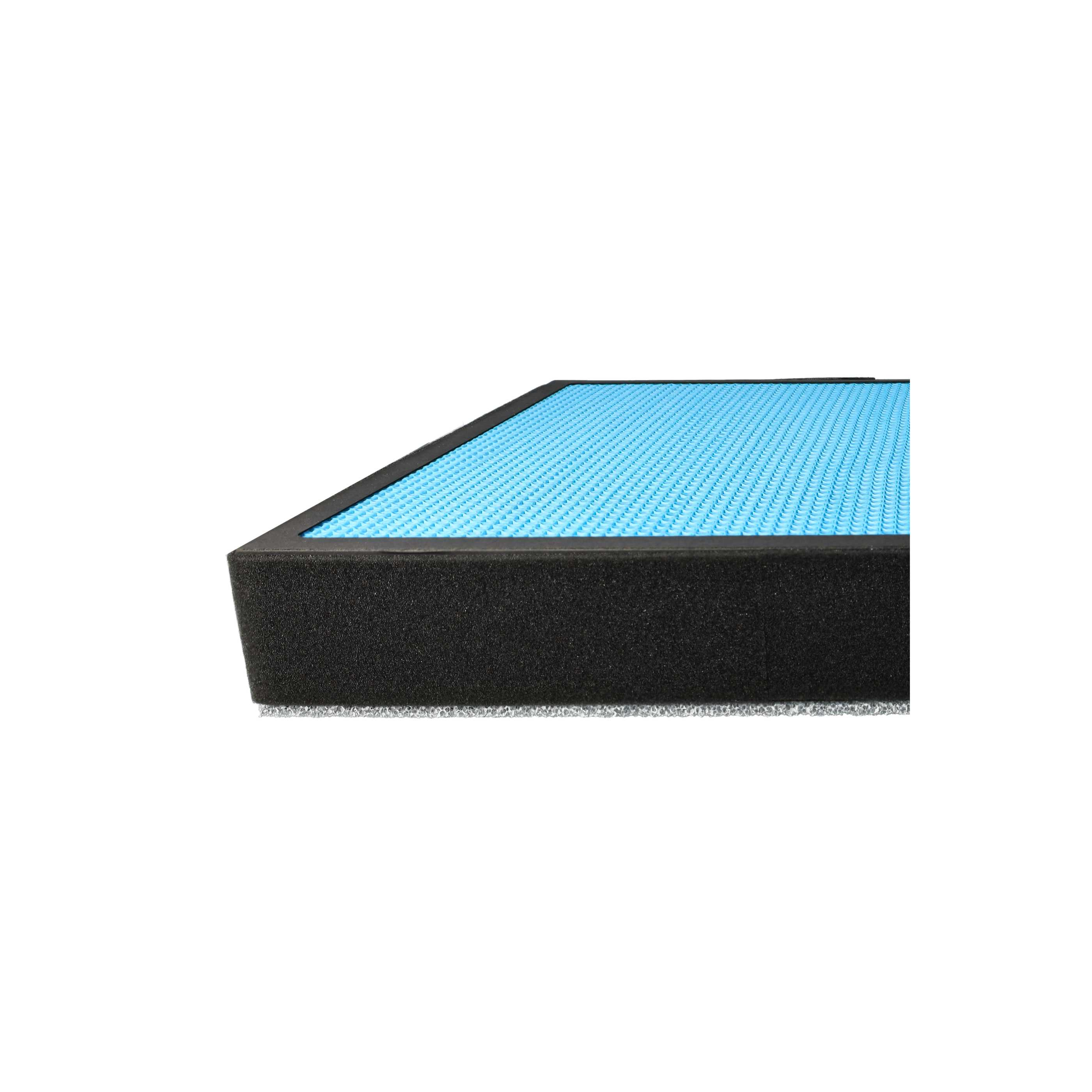 Luftfilter mit blauer, strukturierter Oberfläche und schwarzem Schaumstoffrand, vor weißem Hintergrund.