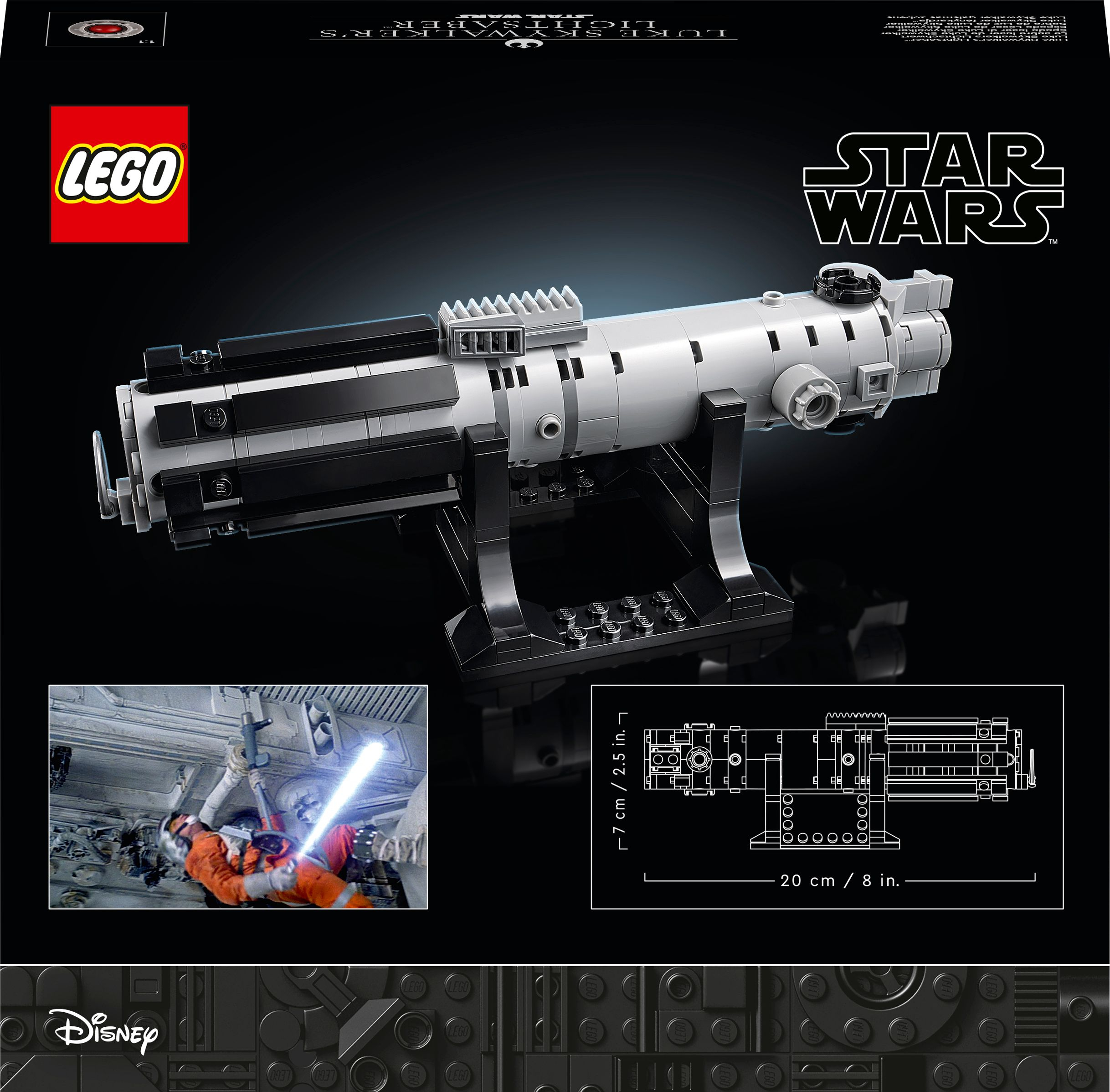 Un set di spade laser LEGO Star Wars Luke Skywalker è esposto su un supporto. Sono visibili un logo di Star Wars e un logo Disney.