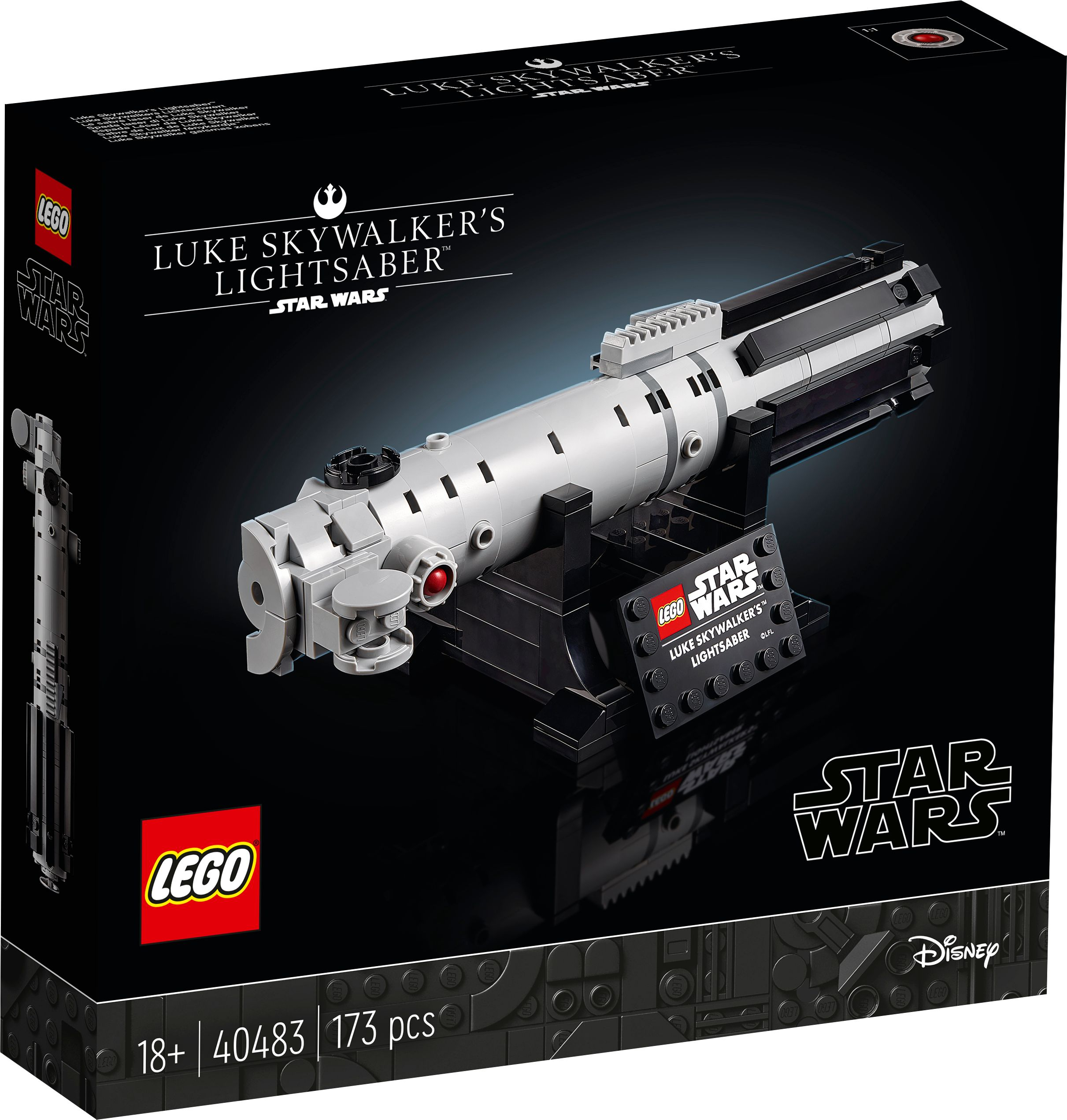 Una scatola Lego con una spada laser di Luke Skywalker. La scatola presenta i loghi di Star Wars e Lego e il logo Disney.