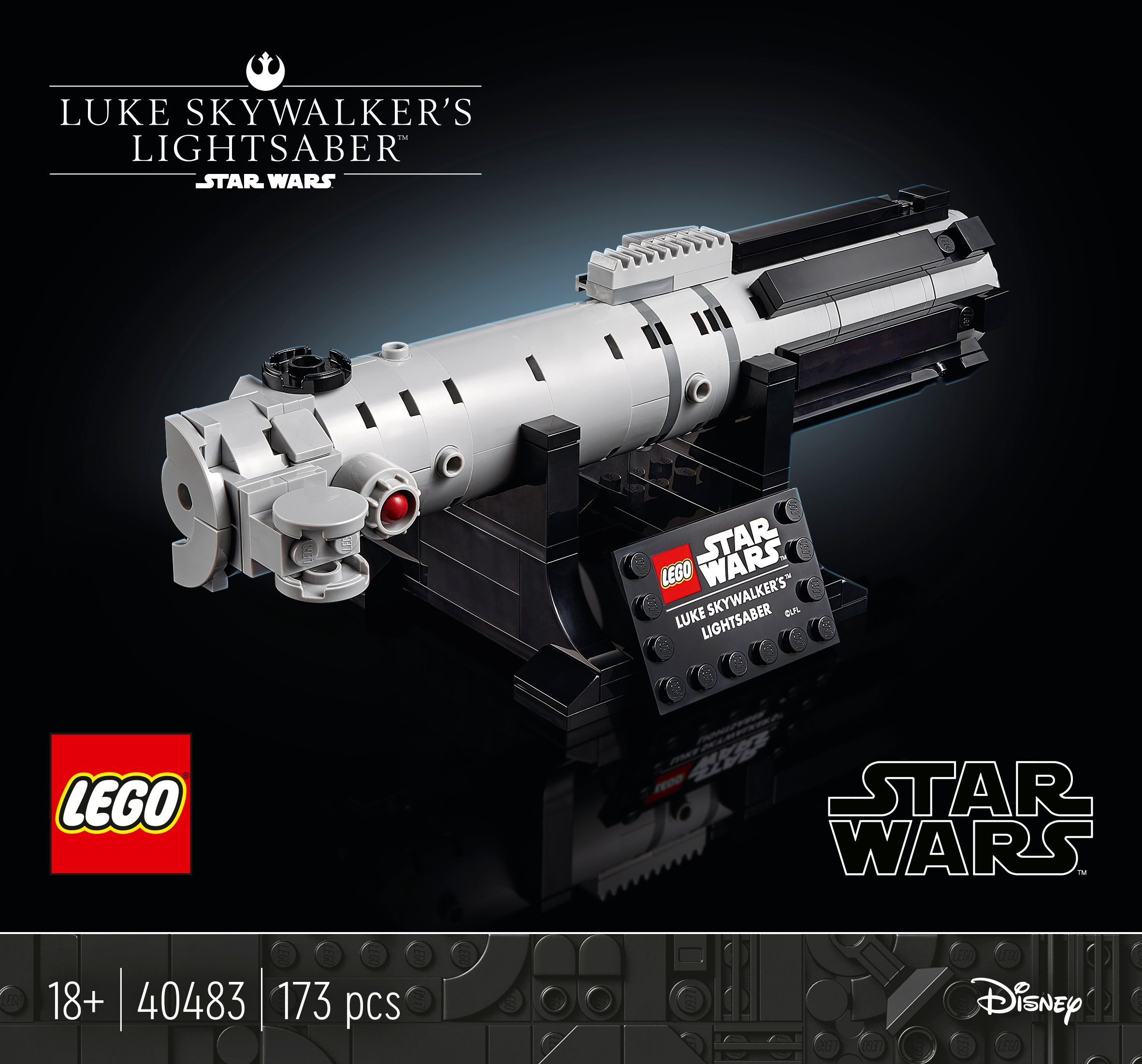 Un set Lego Star Wars di una spada laser di Luke Skywalker. È grigio, nero e bianco e su un supporto nero.