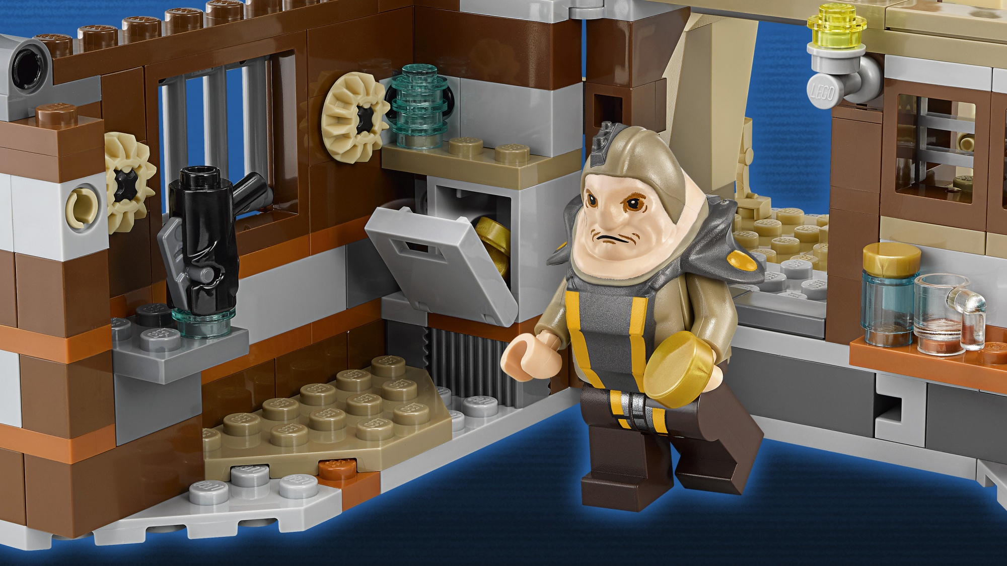 Una scena LEGO con una figura che tiene un disco d'oro. La scena include pareti marroni, un dispositivo nero e contenitori trasparenti.