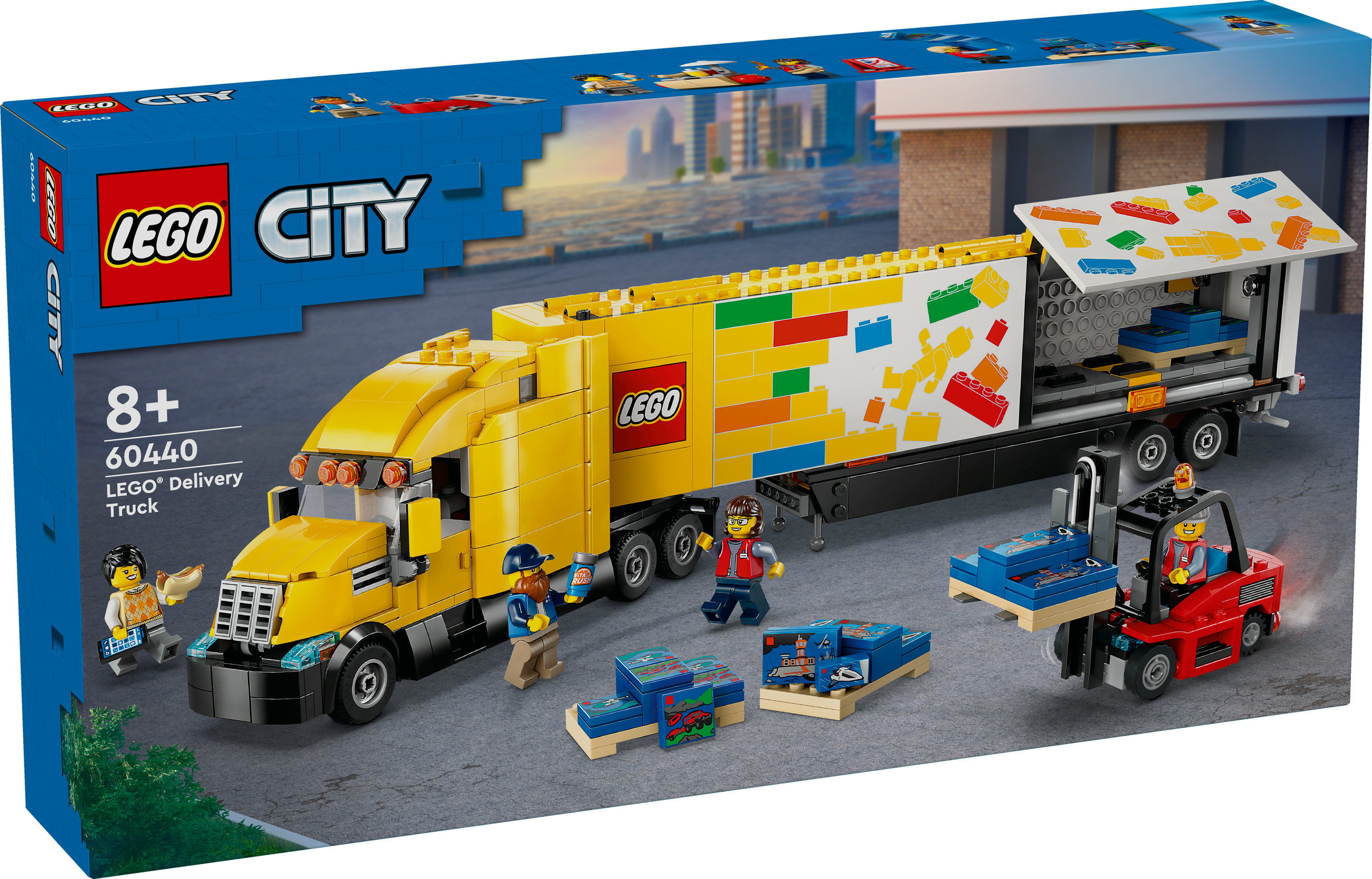 Zestaw pudełkowy Lego City Delivery Truck. Zestaw zawiera żółtą ciężarówkę, minifigurki i wózek widłowy.