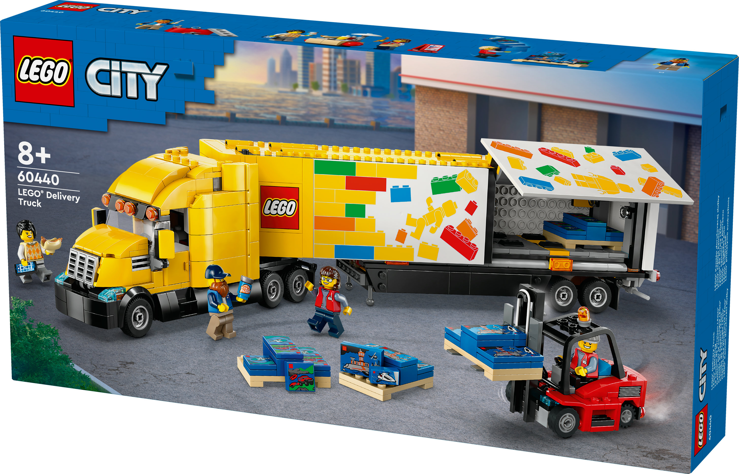 Przedstawiono ciężarówkę dostawczą LEGO City z minifigurkami, wózkiem widłowym i pudełkami. Ciężarówka jest żółta, a tło rozmyte.