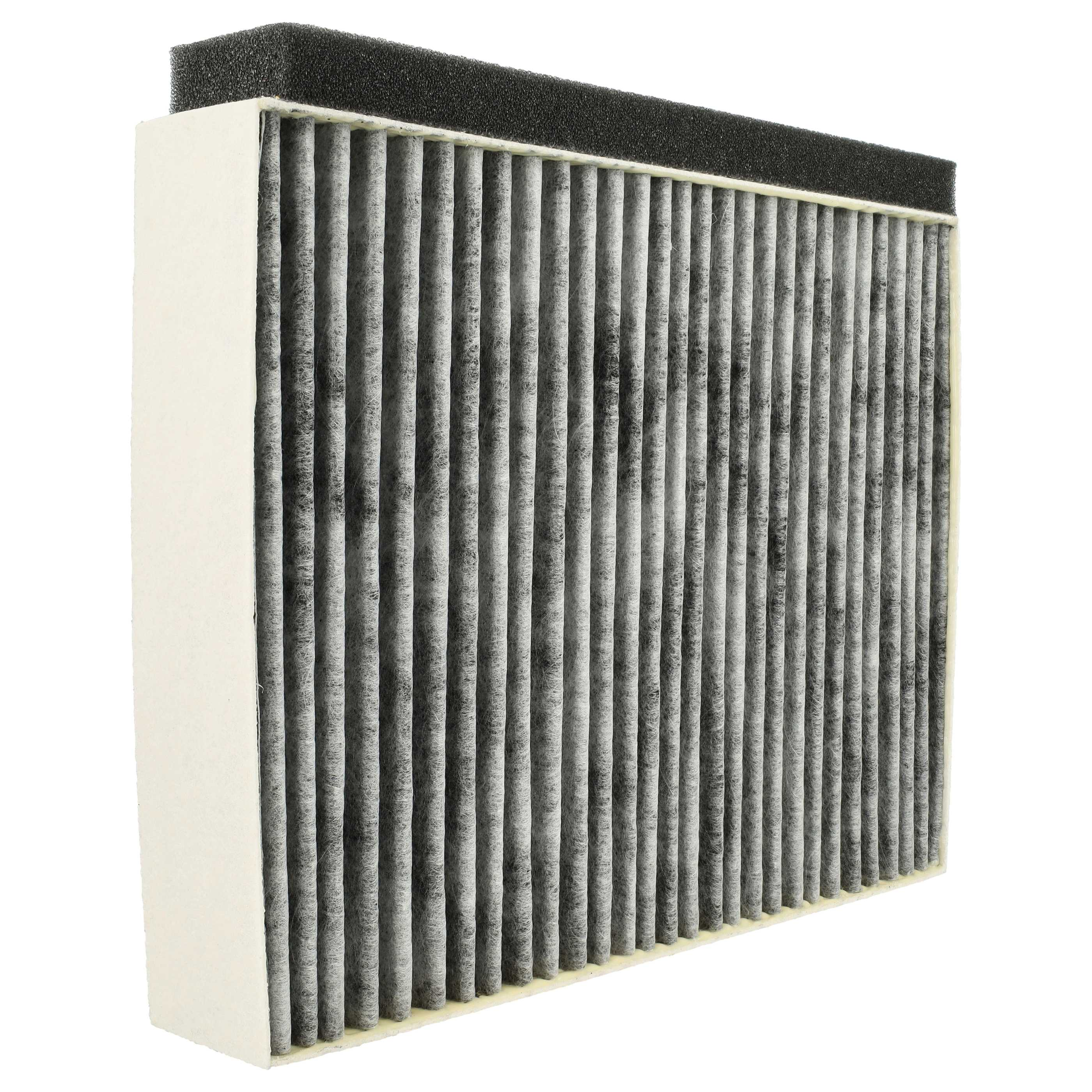 Ein Luftfilter mit schwarzem Schaumstoffrand und grauem, plissiertem Filtermedium, mit weißem Rand, isoliert auf Weiß.