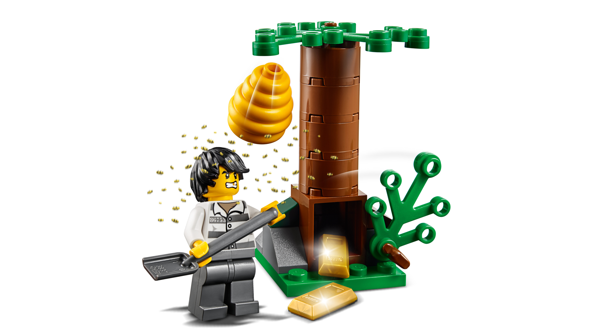Scena Lego pokazuje minifigurkę z łopatą, drzewo, ul i sztabki złota. Postać jest blisko drzewa, pod spadającym ulem.