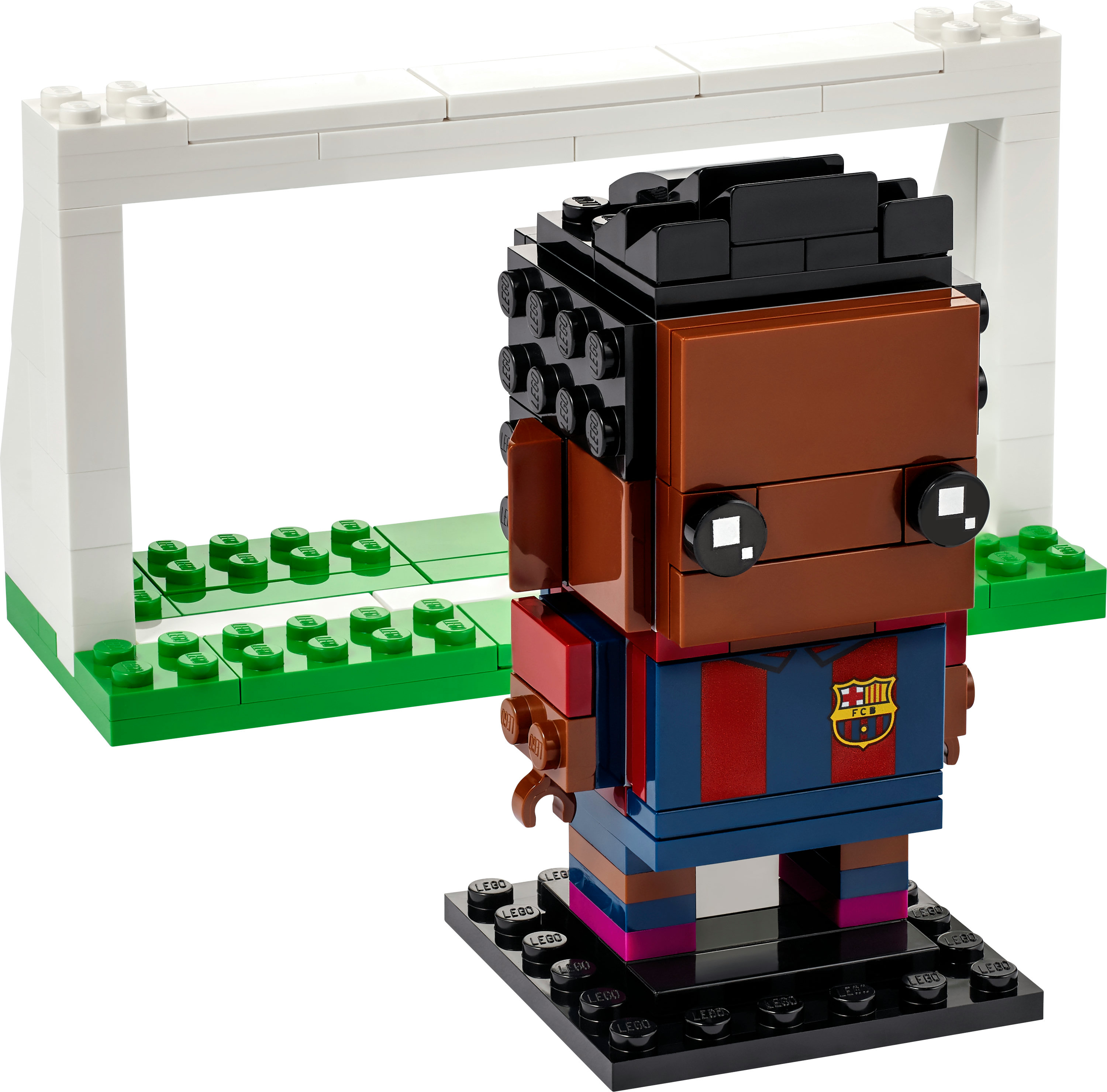 Bir futbolcu Lego figürü, beyaz ve yeşil bir Lego kalesinin önünde duruyor. Figür, bir Barcelona forması giyiyor.