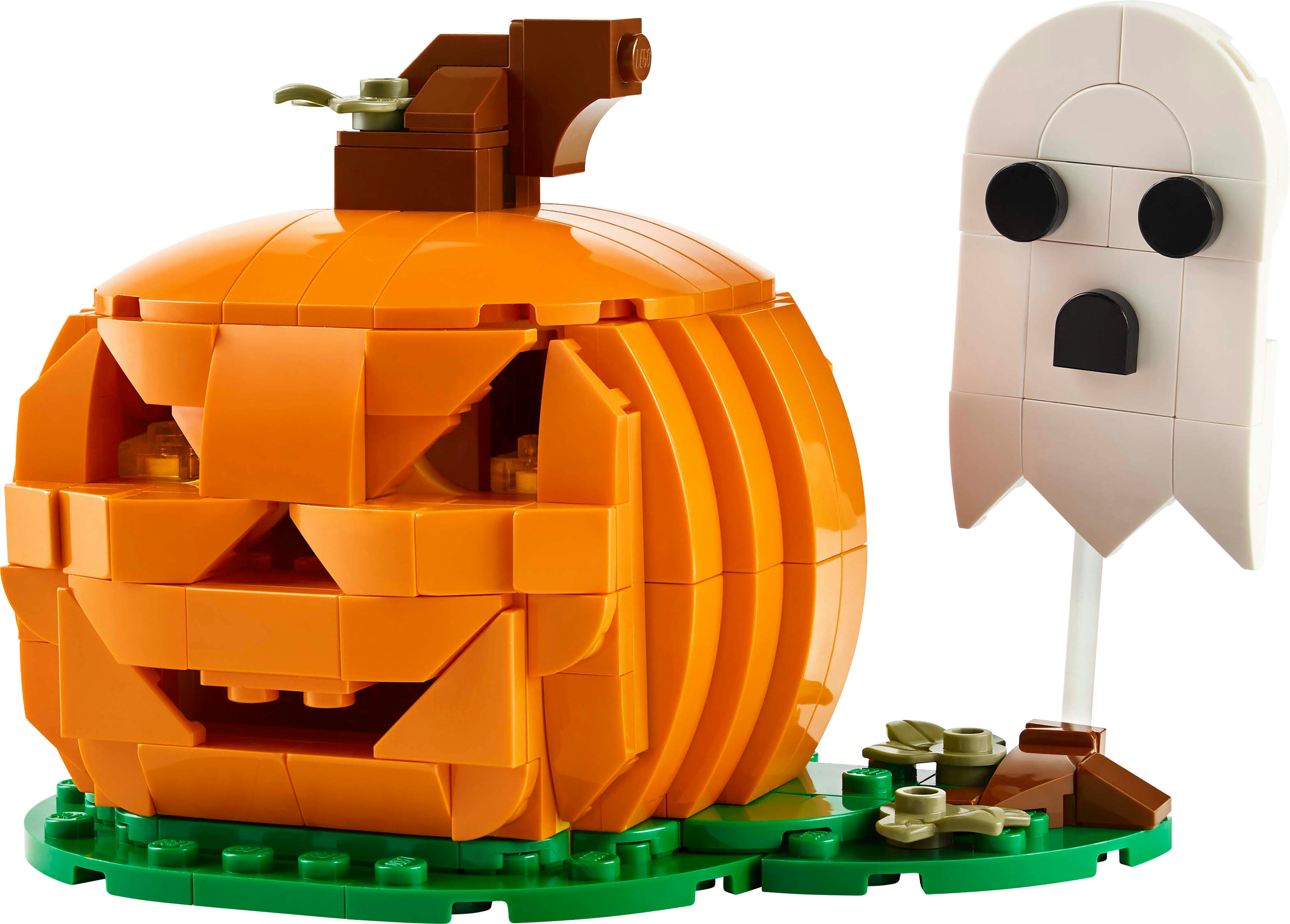 Una zucca e un fantasma Lego. La zucca è arancione, con una faccia intagliata. Il fantasma è bianco con occhi e bocca neri.