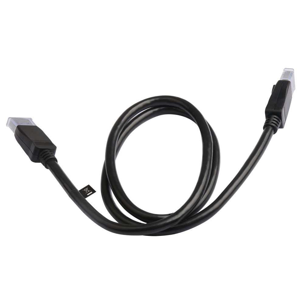 Een zwarte Ethernet-kabel met connectoren aan elk uiteinde, die een lus vormt. De achtergrond is wit.
