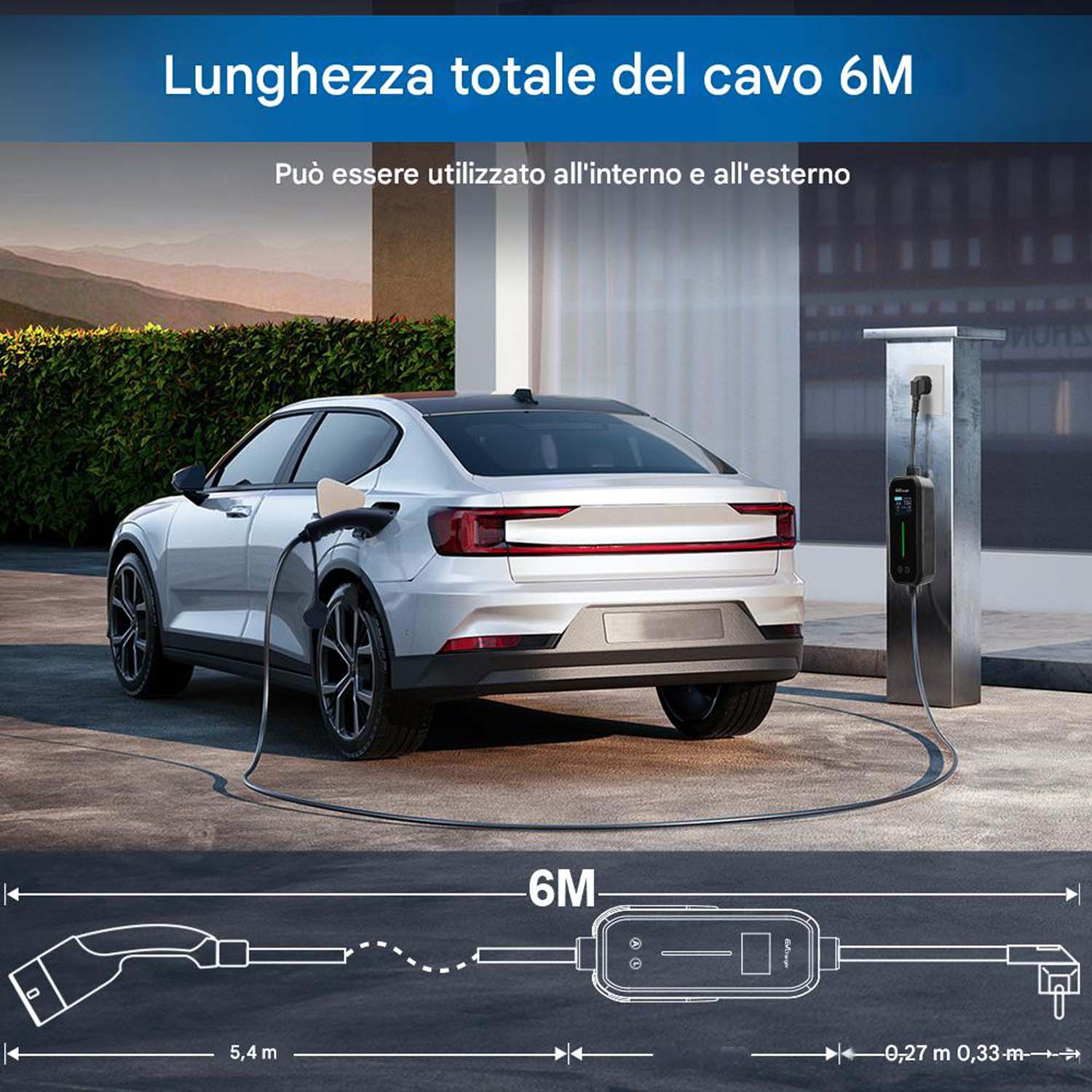 Un'auto elettrica argentata si sta caricando. Una stazione di ricarica è accanto all'auto. Il cavo è lungo 6 m. Può essere utilizzato all'interno e all'esterno.