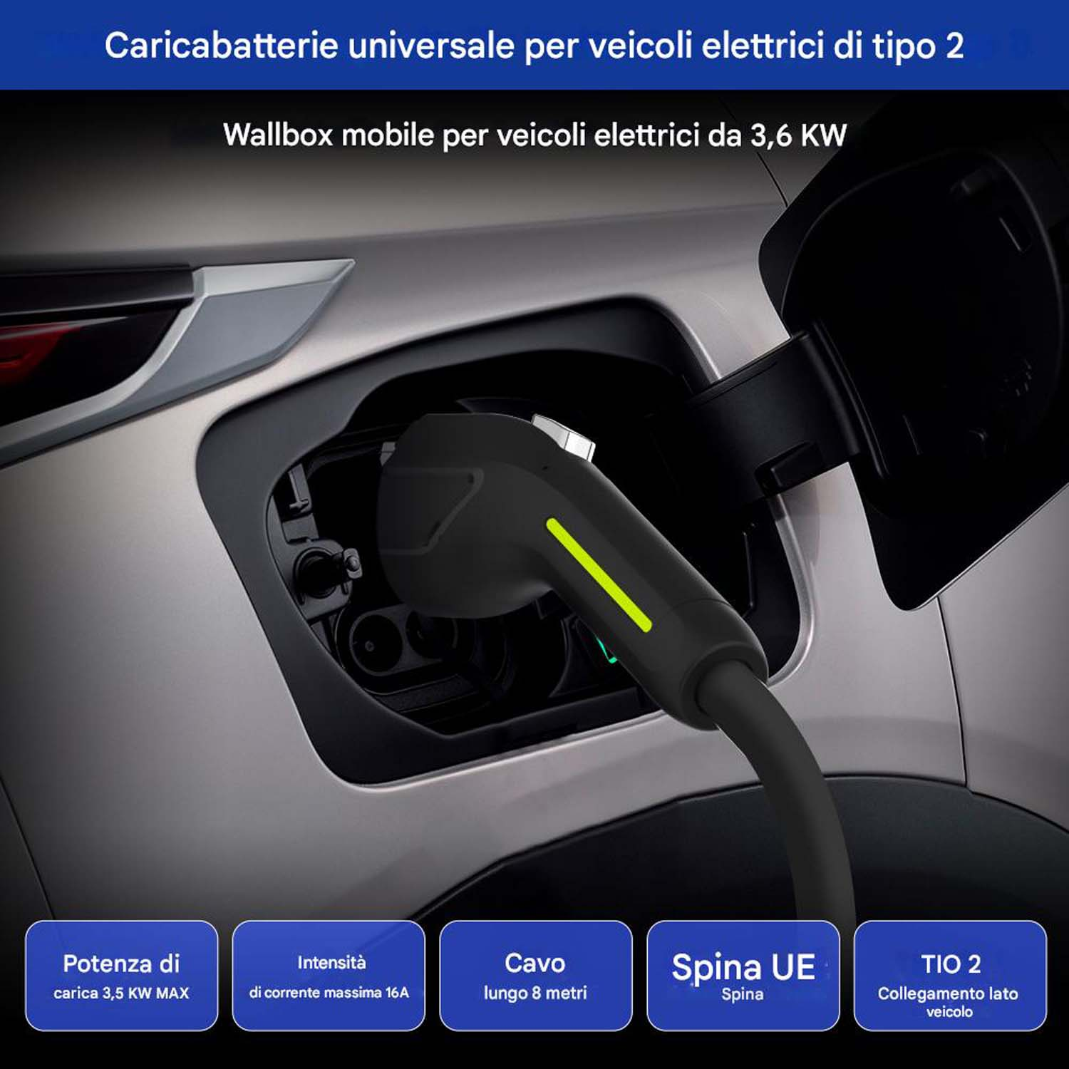 Un'auto elettrica in carica con un cavo nero. Il caricabatterie è collegato all'auto. Il testo sull'immagine indica le specifiche di ricarica.