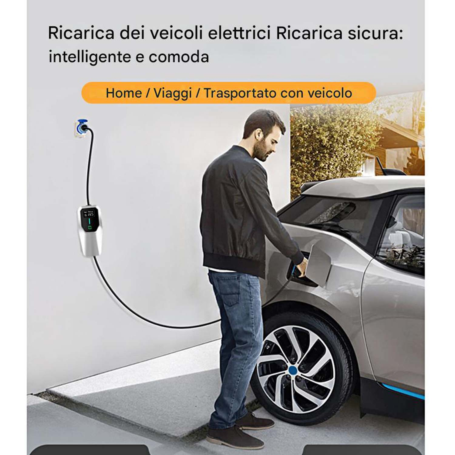 Un uomo collega un'auto elettrica. L'auto è d'argento. Una stazione di ricarica è sul muro bianco. Lo schermo verde mostra la ricarica.