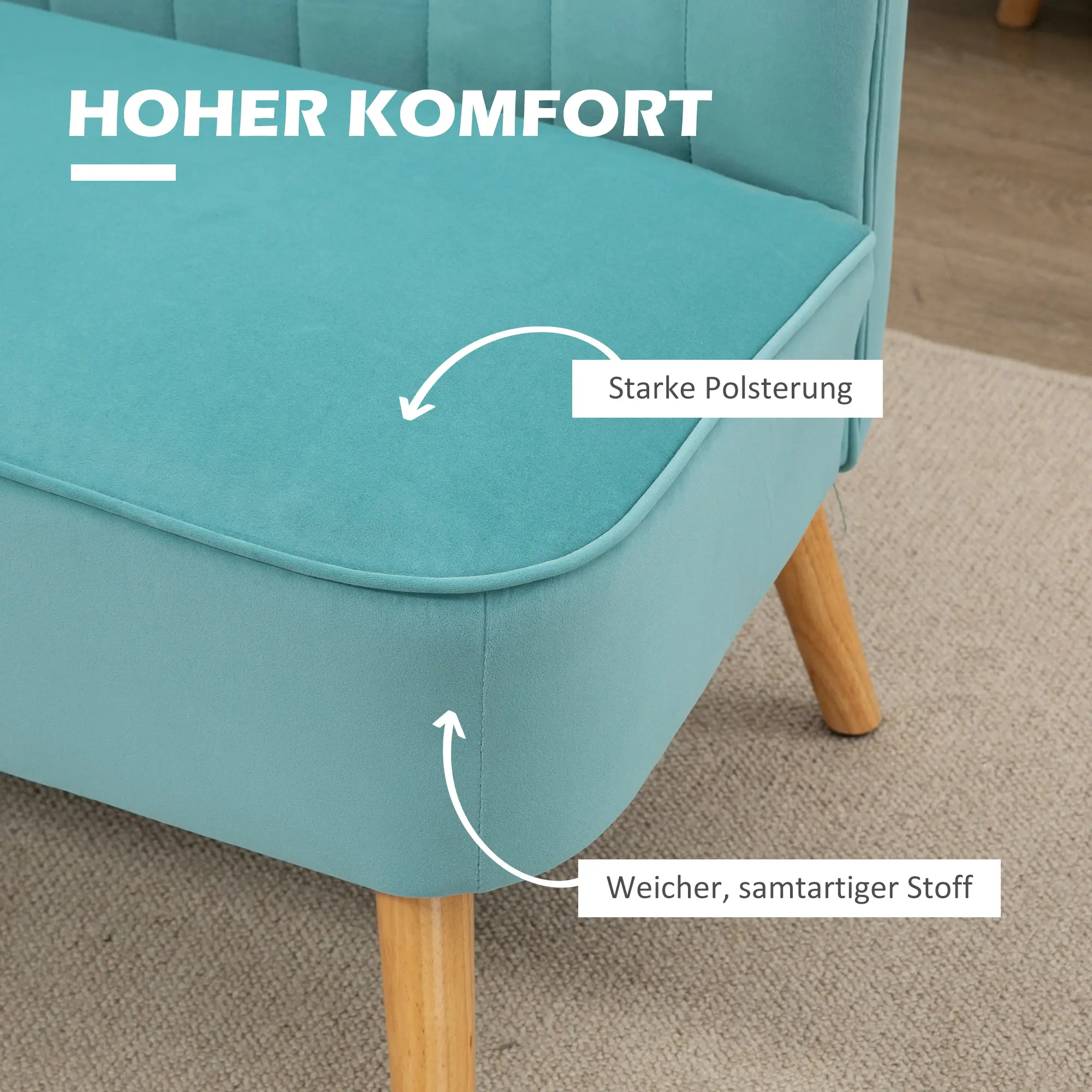 Nahaufnahme eines türkisfarbenen Sofas mit Holzbeinen. Der Text lautet "Hoher Komfort", "Starke Polsterung" und "Weicher, samtartiger Stoff".