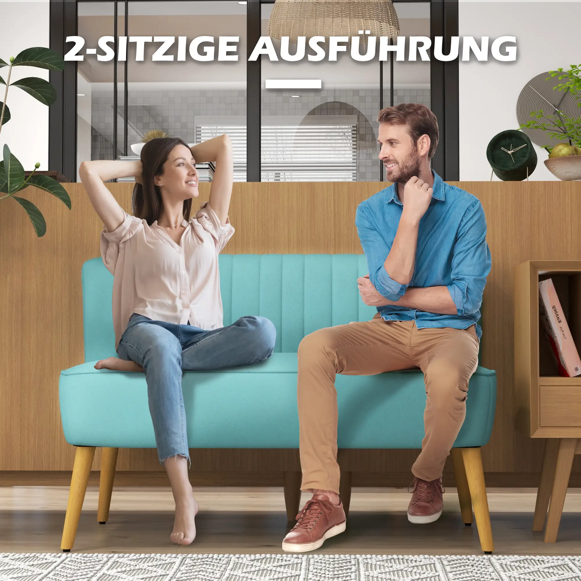 Ein Paar sitzt auf einem türkisfarbenen Sofa. Die Frau hat die Hände hinter dem Kopf. Der Mann schaut sie an. Holziger Hintergrund.
