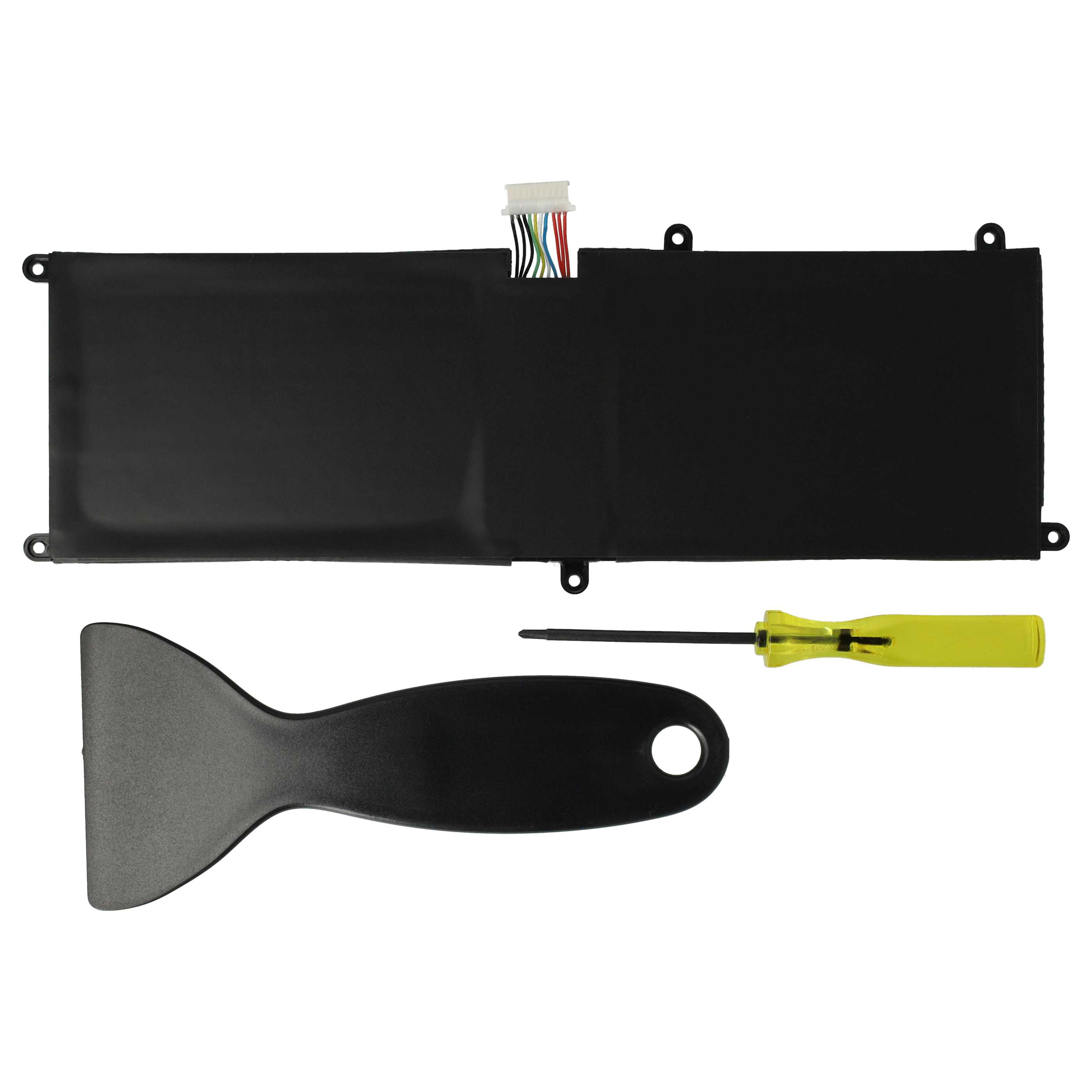 Ein schwarzer Laptop-Akku mit Stecker, ein schwarzes Werkzeug und ein Schraubendreher mit gelbem Griff auf weißem Hintergrund.