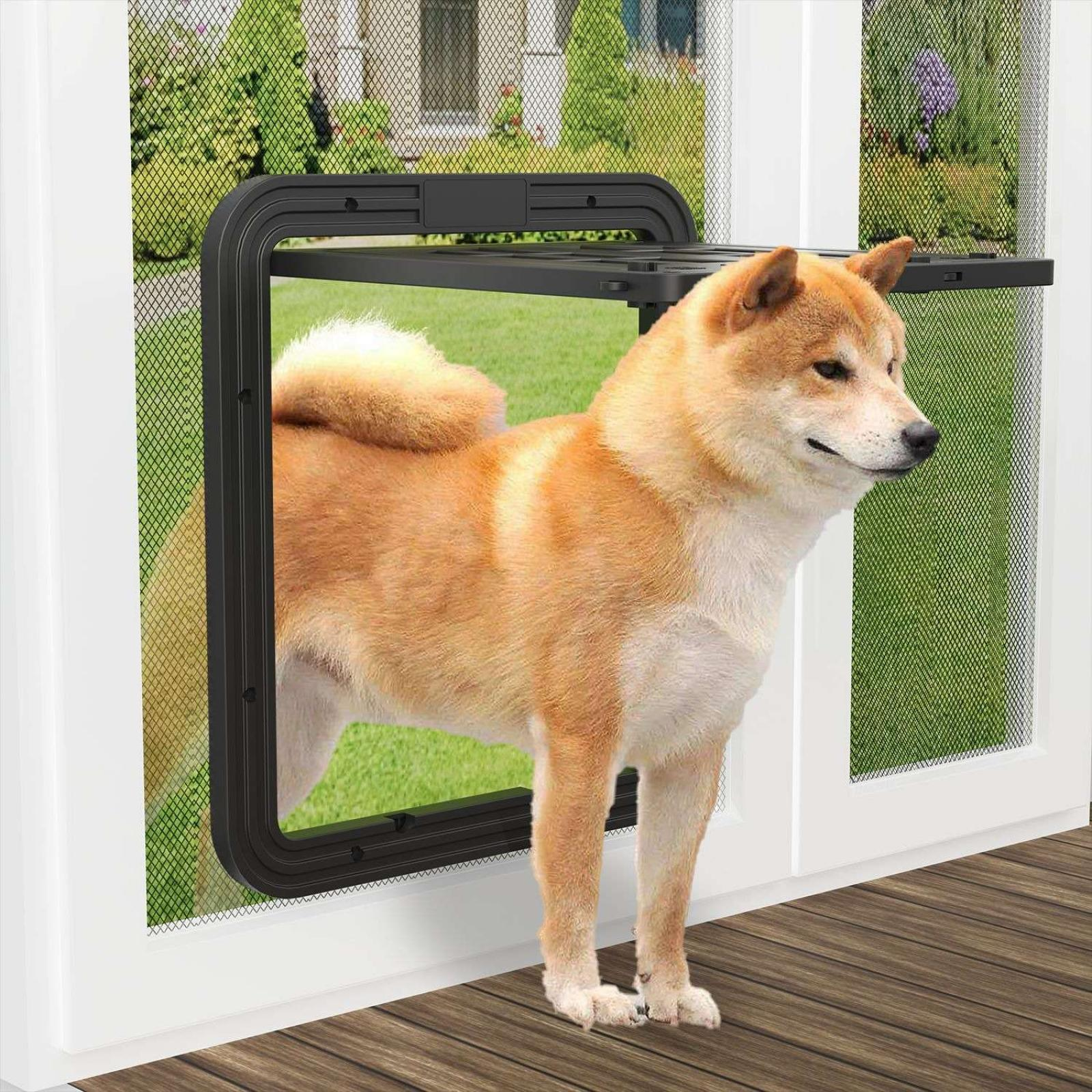 Ein Shiba Inu-Hund befindet sich in einer Hundeklappe in einer Gittertür. Der Hund ist orange und weiß, mit einer grünen Wiese im Hintergrund.