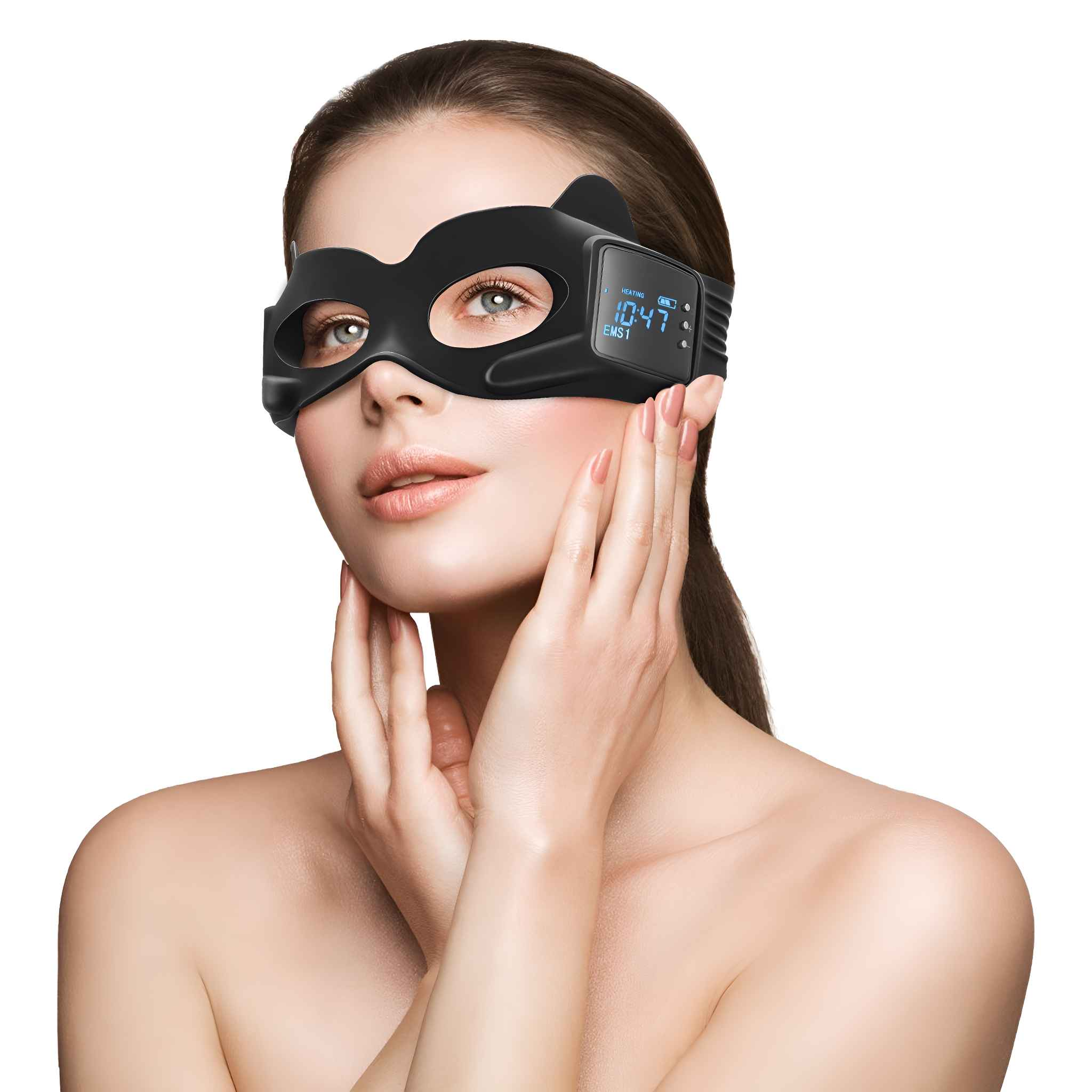 Eine Frau trägt eine schwarze Augenmaske mit Digitalanzeige. Sie hält ihre Hände in der Nähe ihres Gesichts. Der Hintergrund ist weiß.