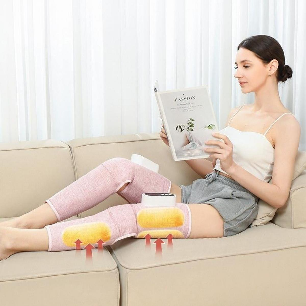 Frau auf dem Sofa liest ein Buch, Kniebandagen mit Wärme werden angewendet. Pfeile zeigen die Wärmeausrichtung.