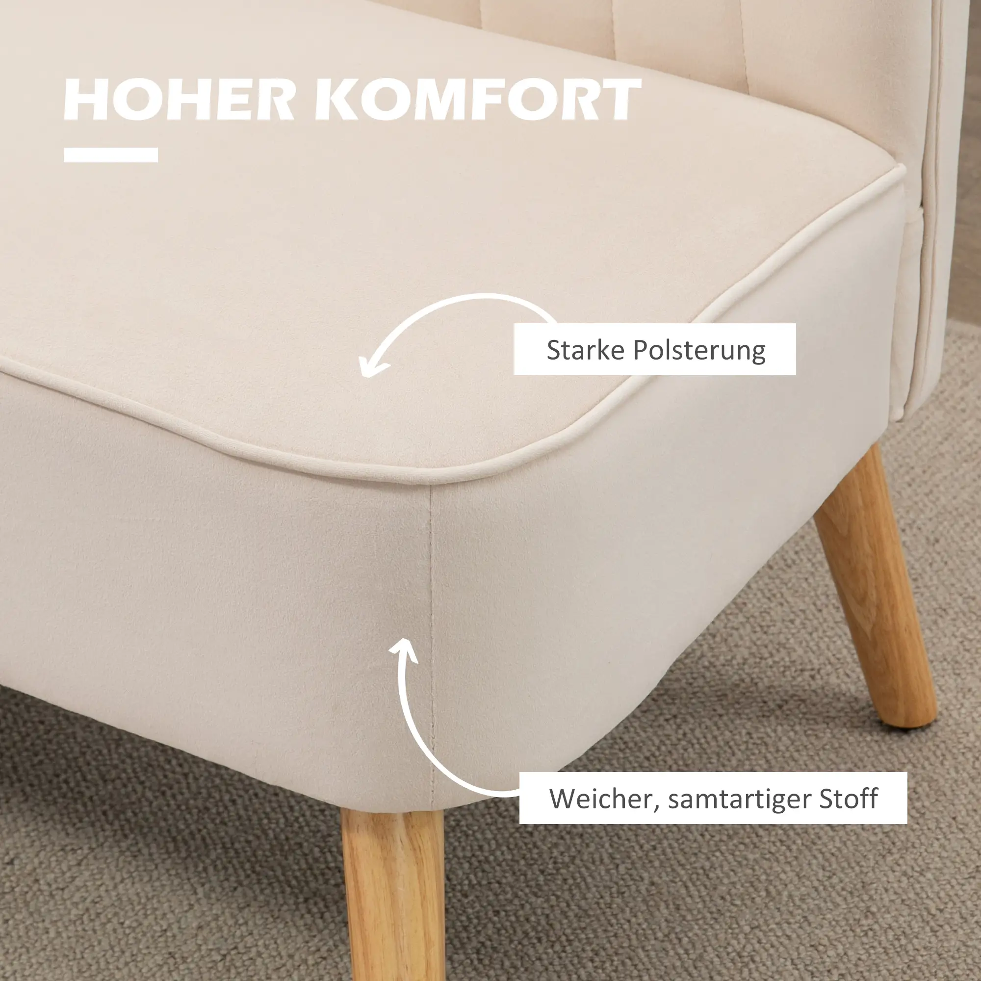 Nahaufnahme eines beigefarbenen Sessels. Er hat Holzbeine und einen weichen, samtigen Stoff. Text lautet 'Hoher Komfort' und 'Weicher, samtartiger Stoff'.