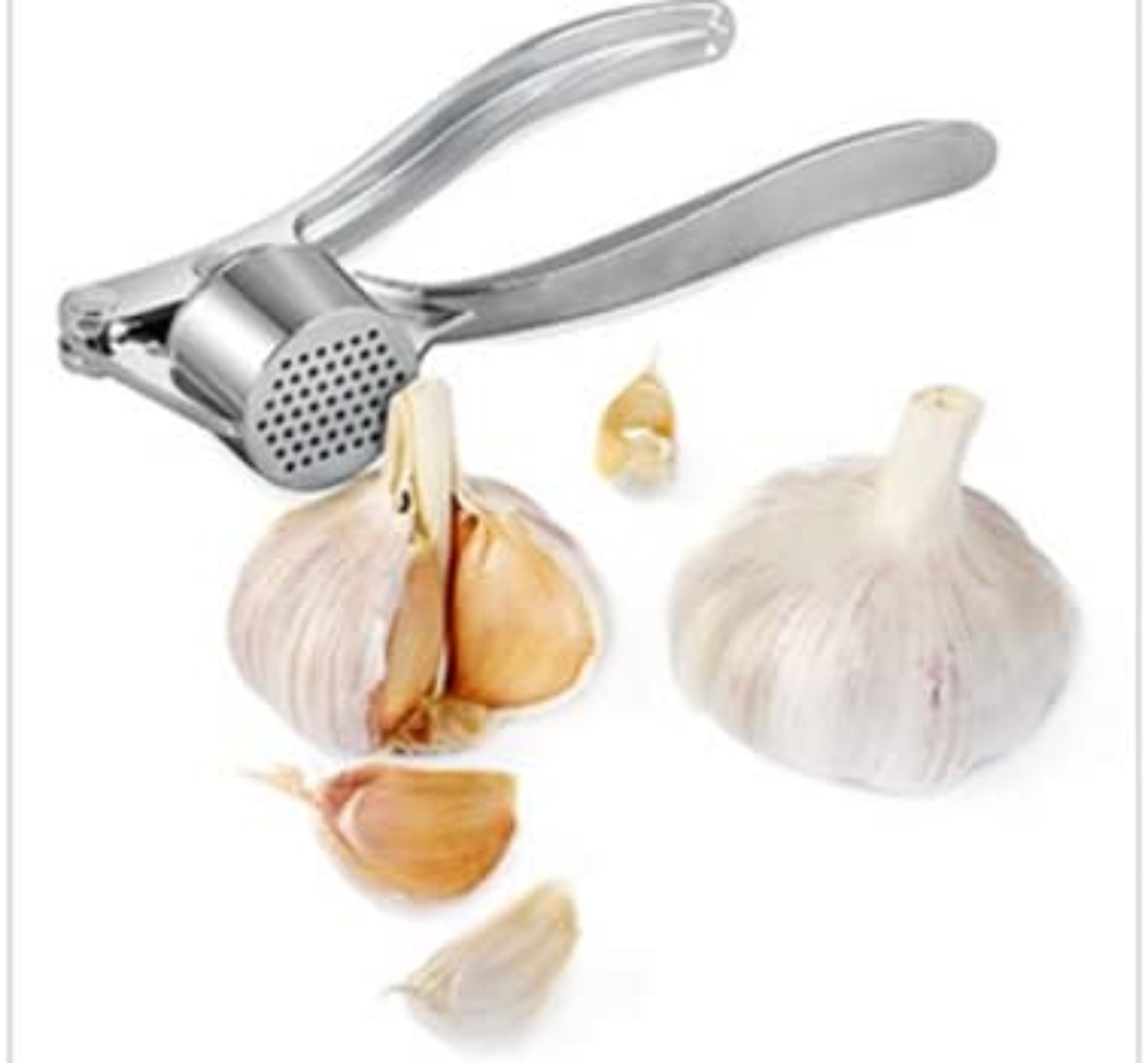 Eine silberne Knoblauchpresse liegt über zwei Knoblauchzehen und -zehen auf einer weißen Oberfläche.