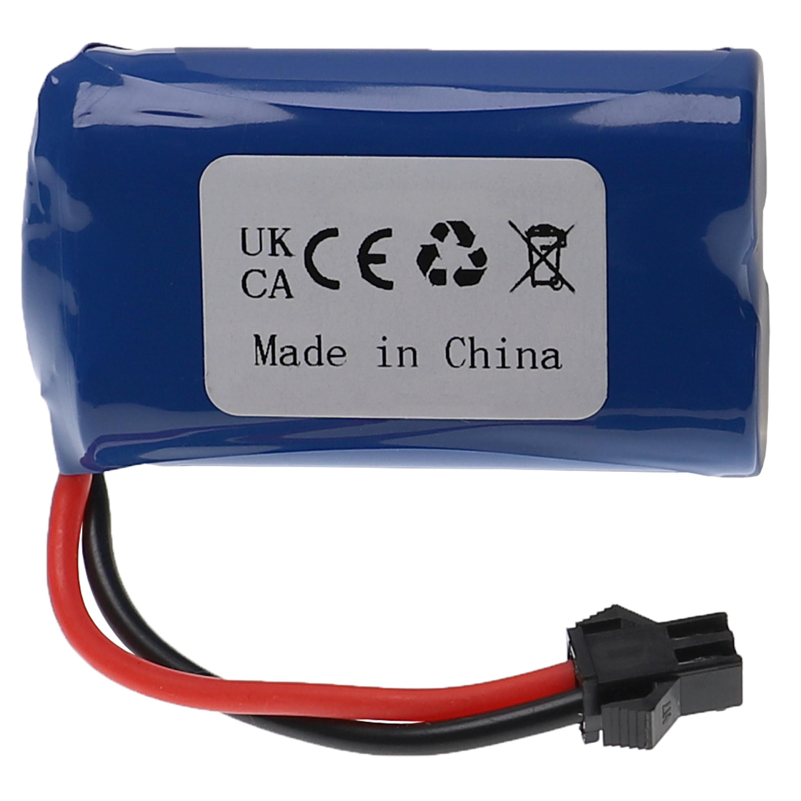 Ein blaues Akkupack mit weißem Etikett, schwarzen und roten Drähten und einem schwarzen Stecker. Auf dem Etikett steht 'Made in China'.