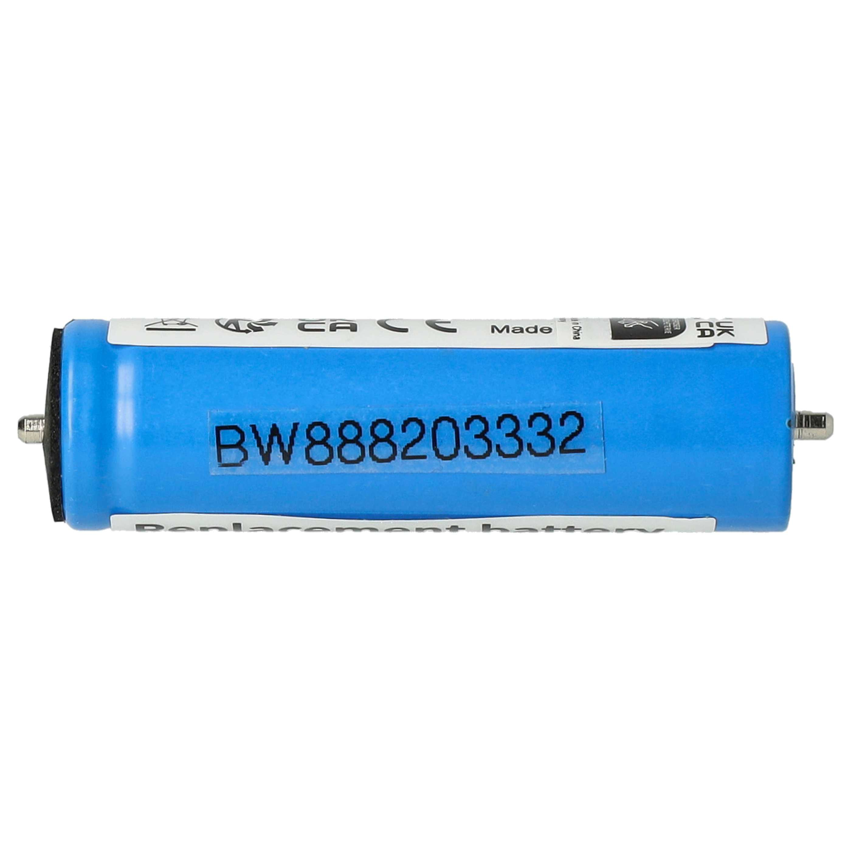 Eine blaue Batterie mit weißen Etiketten und schwarzem Text. Der Text 'BW888203332' ist sichtbar. Der Hintergrund ist weiß.