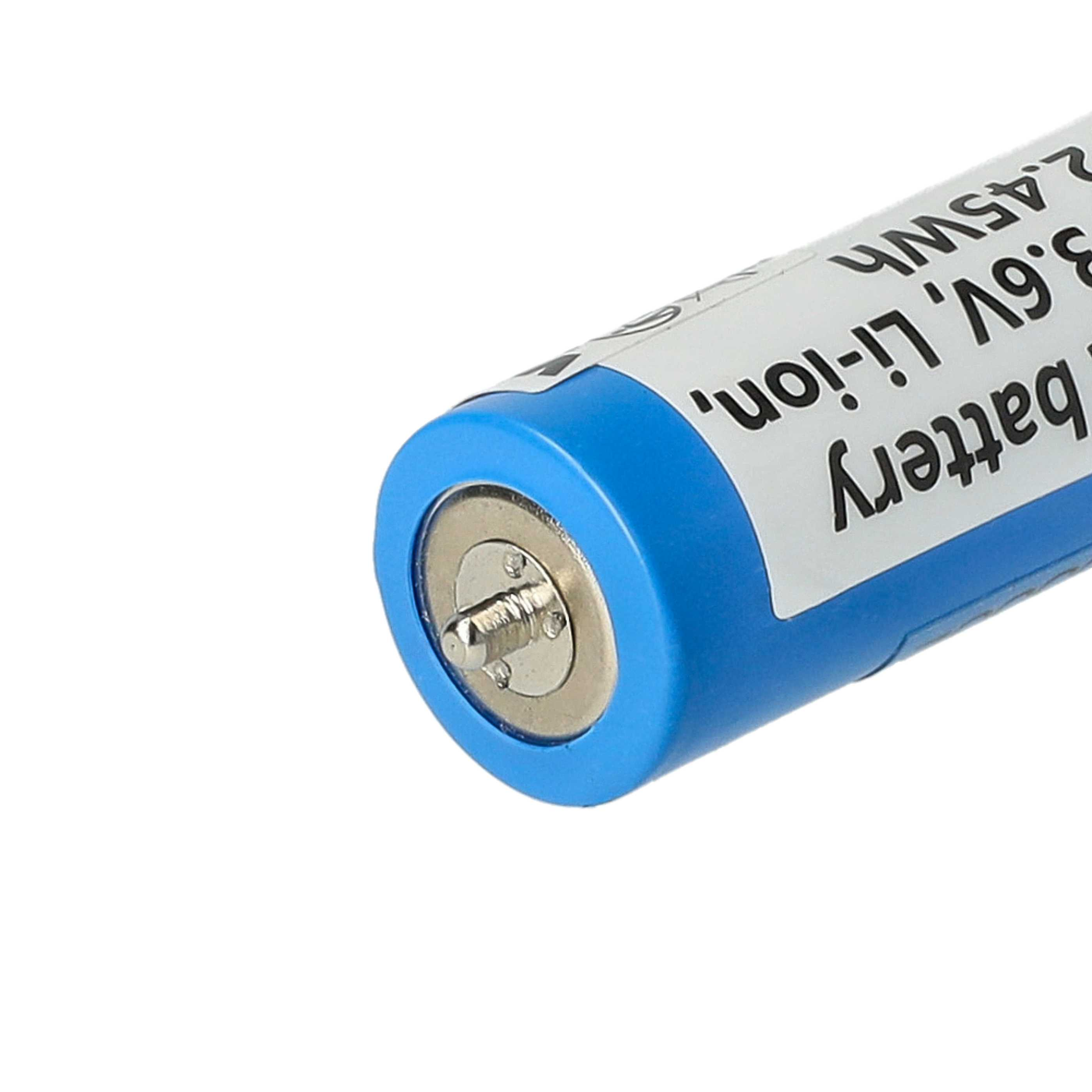 Eine blau-silberne Batterie mit weißem Etikett, die Batterie ist zylindrisch. Der Text auf dem Etikett ist teilweise sichtbar.