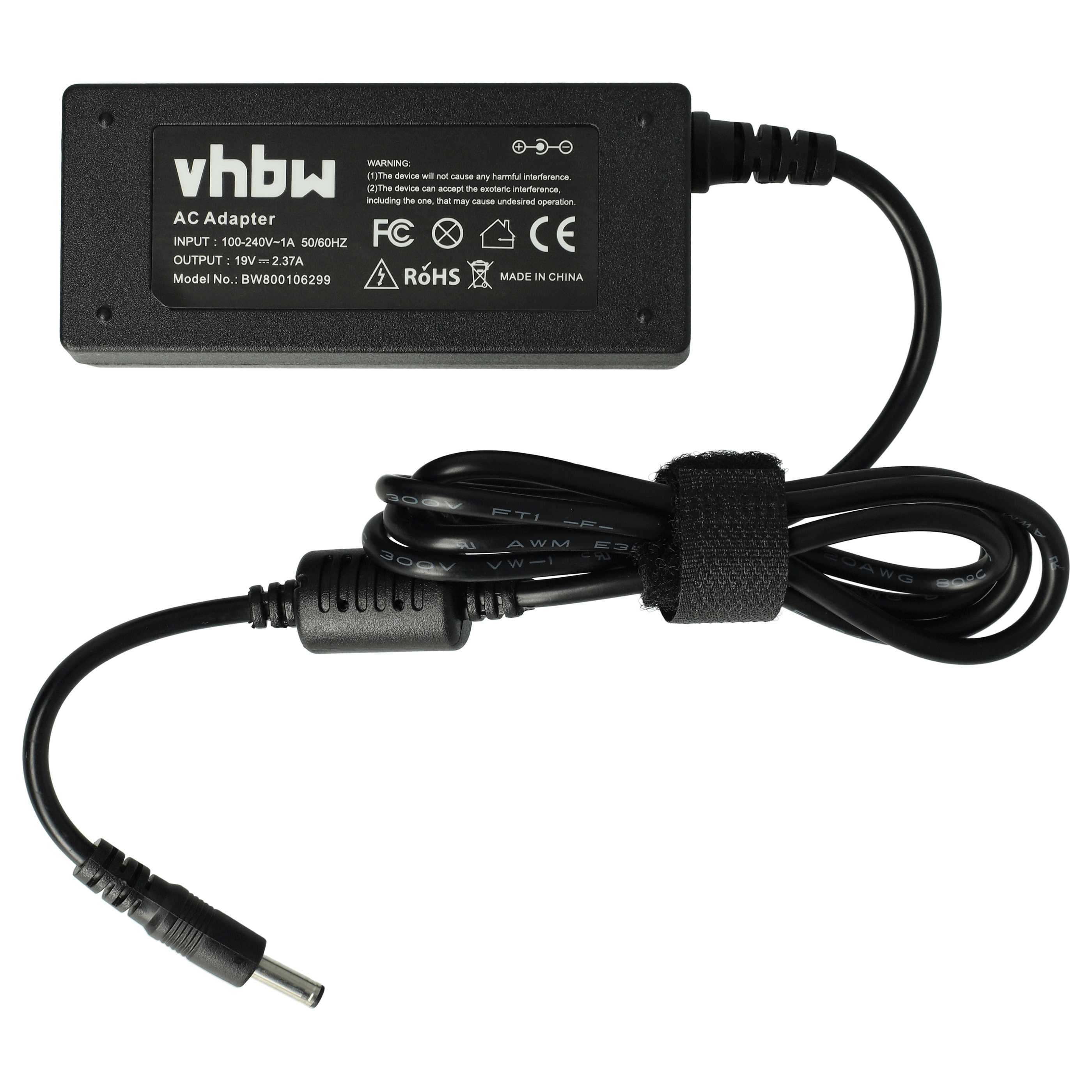 Schwarzer AC-Adapter mit Kabel und Stecker. Der Adapter hat gedruckten Text. Der Hintergrund ist weiß.