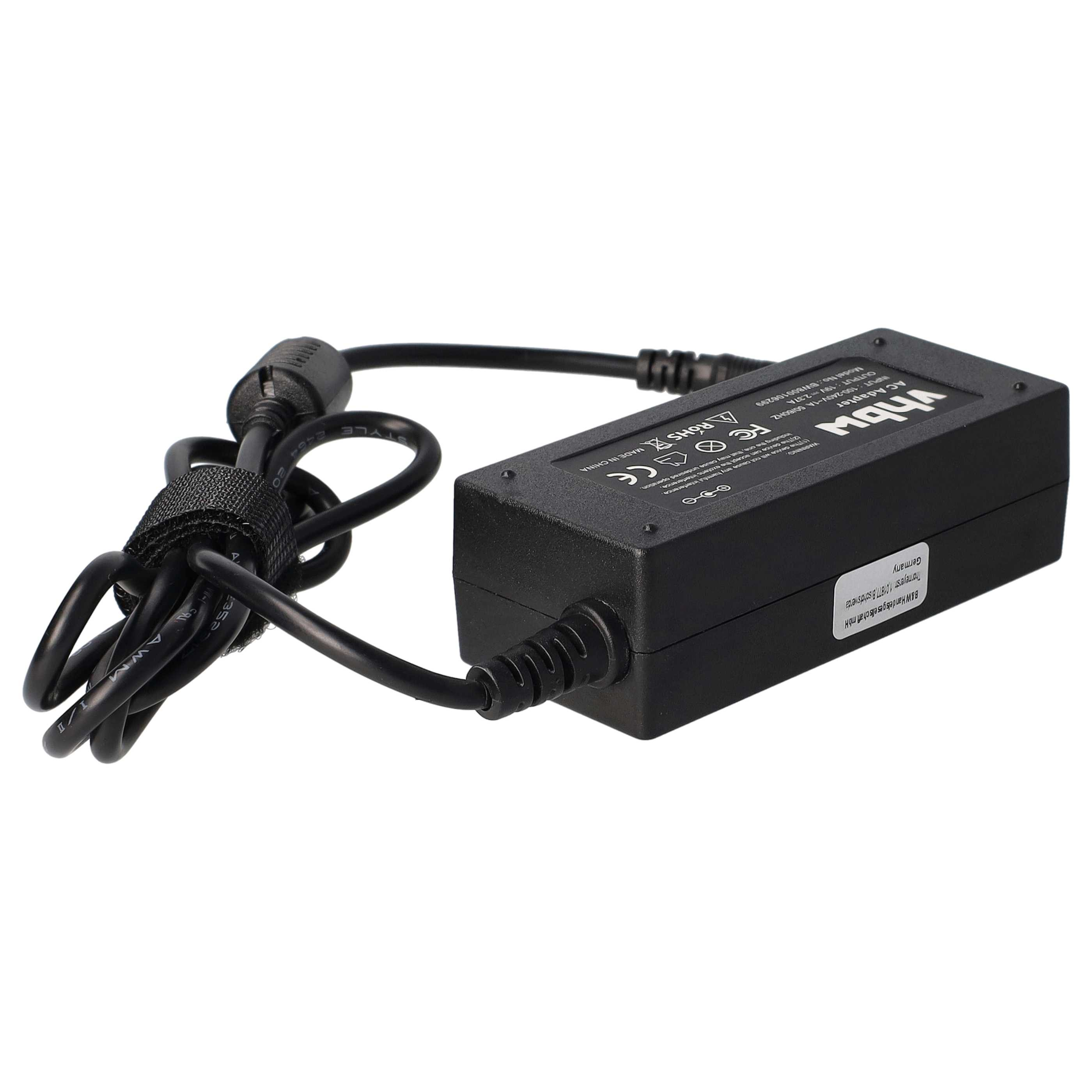Schwarzes AC-Adapter mit Kabel. Das Adapter hat ein Etikett mit Text. Kabel ist mit einem Klettverschluss umwickelt.